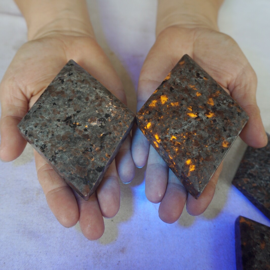 3.4LB 10Pcs Yooperlite Fire Palm Stone Crystal Rhombus Flashing Flame Under UV