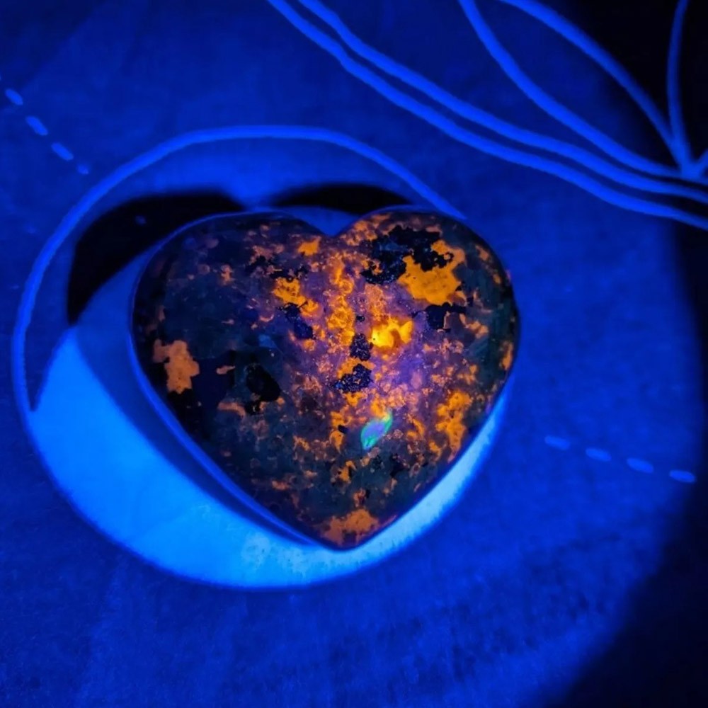Natural Yooperlite Heart Tumbled Stone UV Light Glow Reactive Sodalite Gemstone