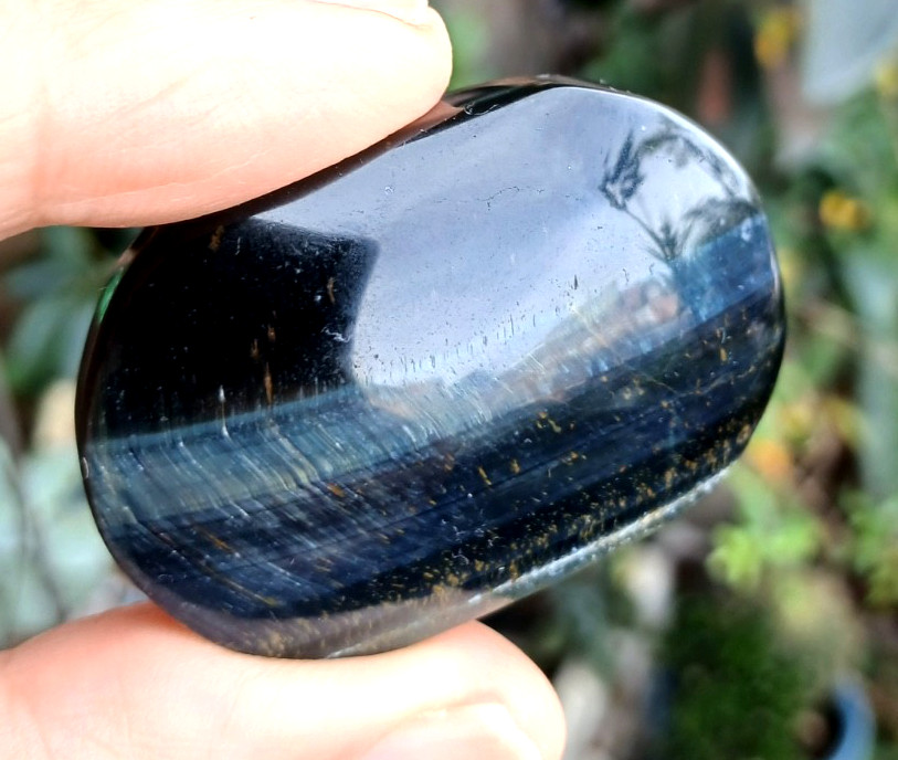 BLUE TIGER’S EYE PALMSTONE ENHANCES WILLPOWER 49 X 34 X 18 MM 48 G