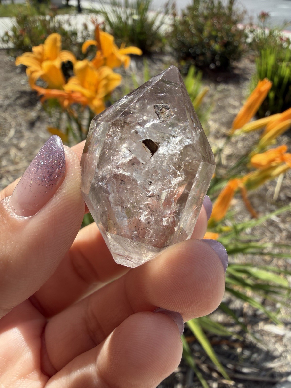 Natural Enhydro Quartz w/ Moving Bubble &/or Carbon/Black Inclusions,A472