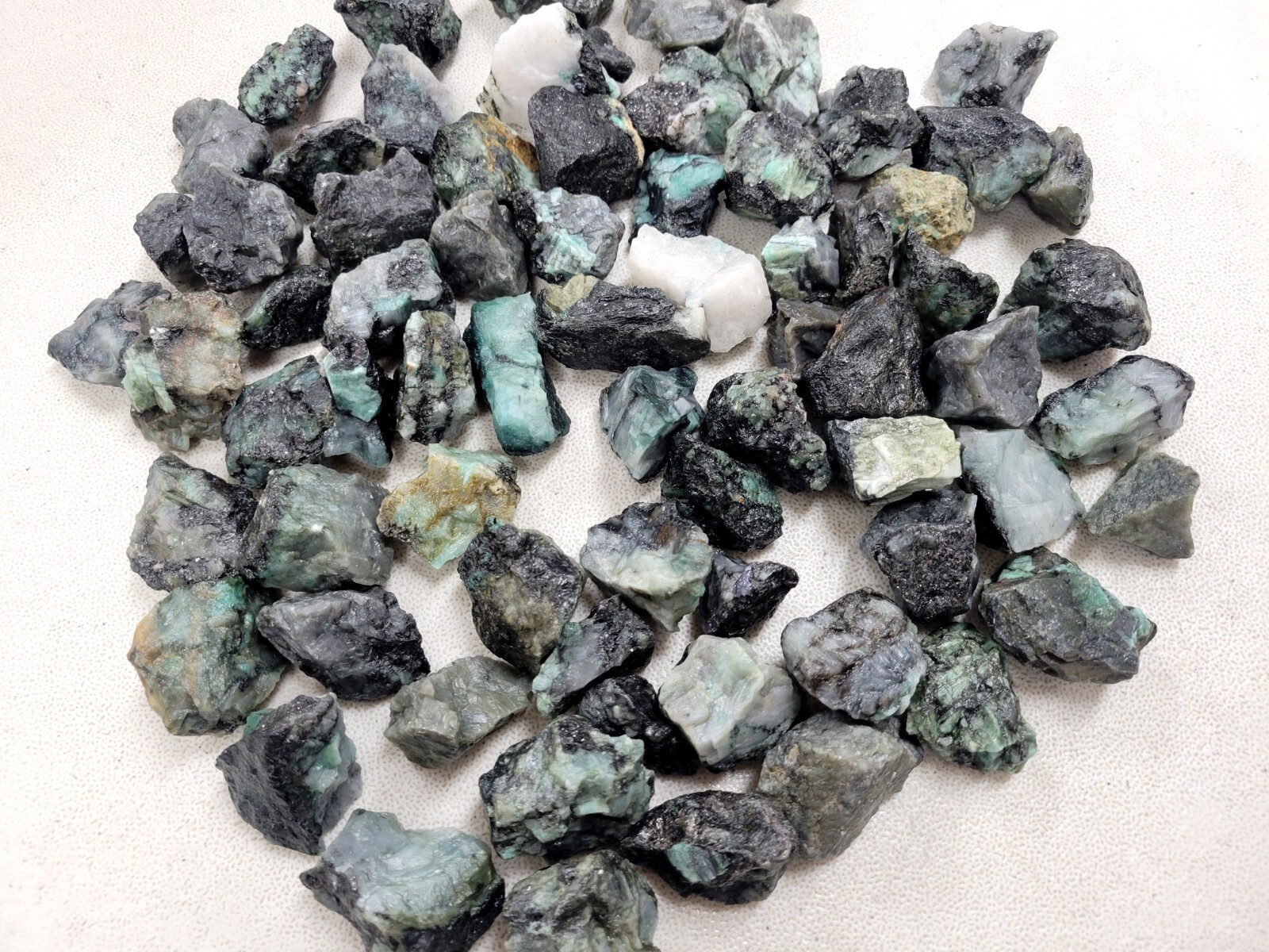Rough Emerald Crystal Stones Bulk Wholesale Gems Crystals for Tumbling & Healing