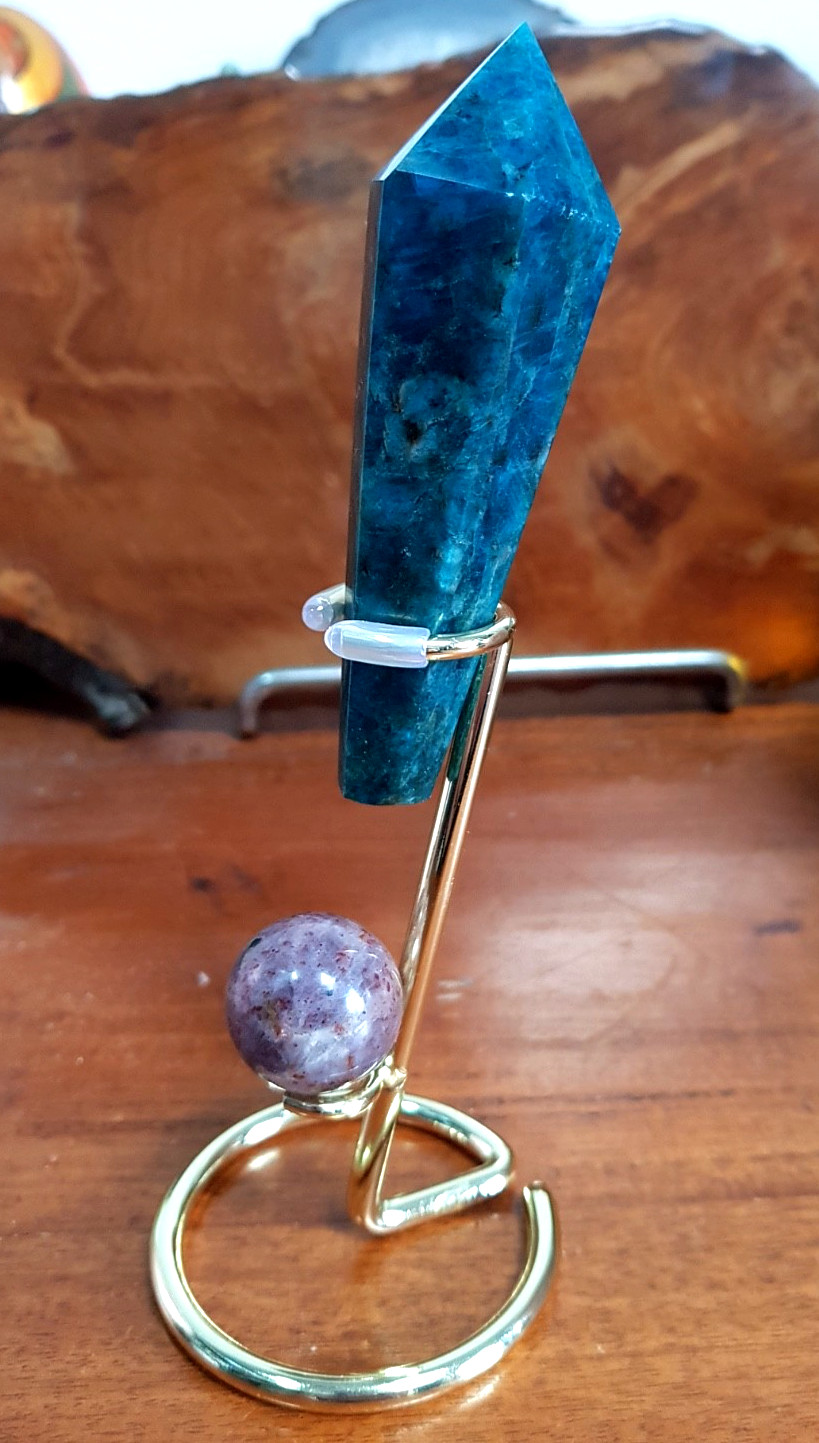 NEON BLUE APATITE SCEPTRE 93 X 29 X 13 MM + CORDIERITE (IOLITE) SPHERE 24 MM