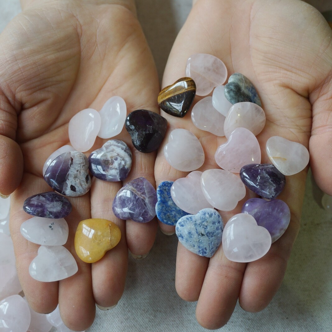 100Pcs Tiny Natural Quartz Crystal Jasper Heart Diverse Rocks Tumble Healing 2cm