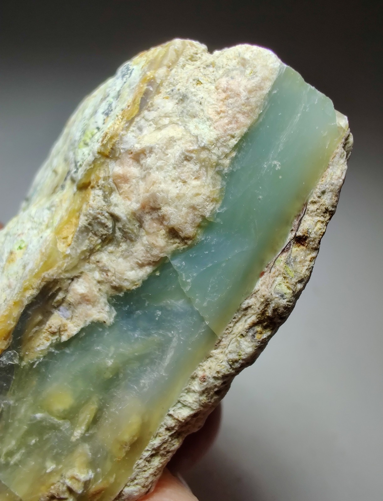 Green and blue Opal specimen, fluorescent. Southern Peru. 76 grams.