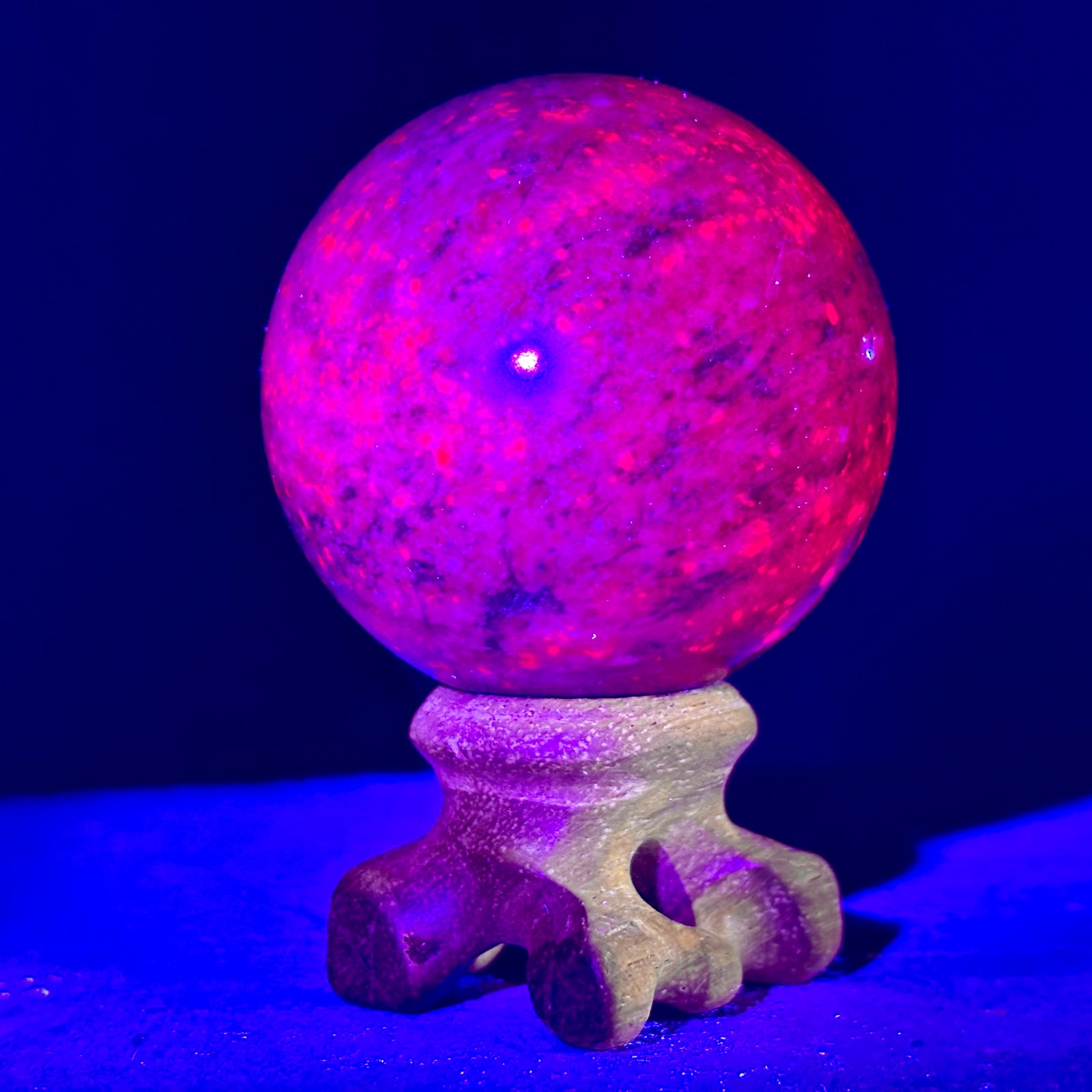 205G Natural Blue Sapphire And Ruby Sphere Fluorescent Glow Under UV Light