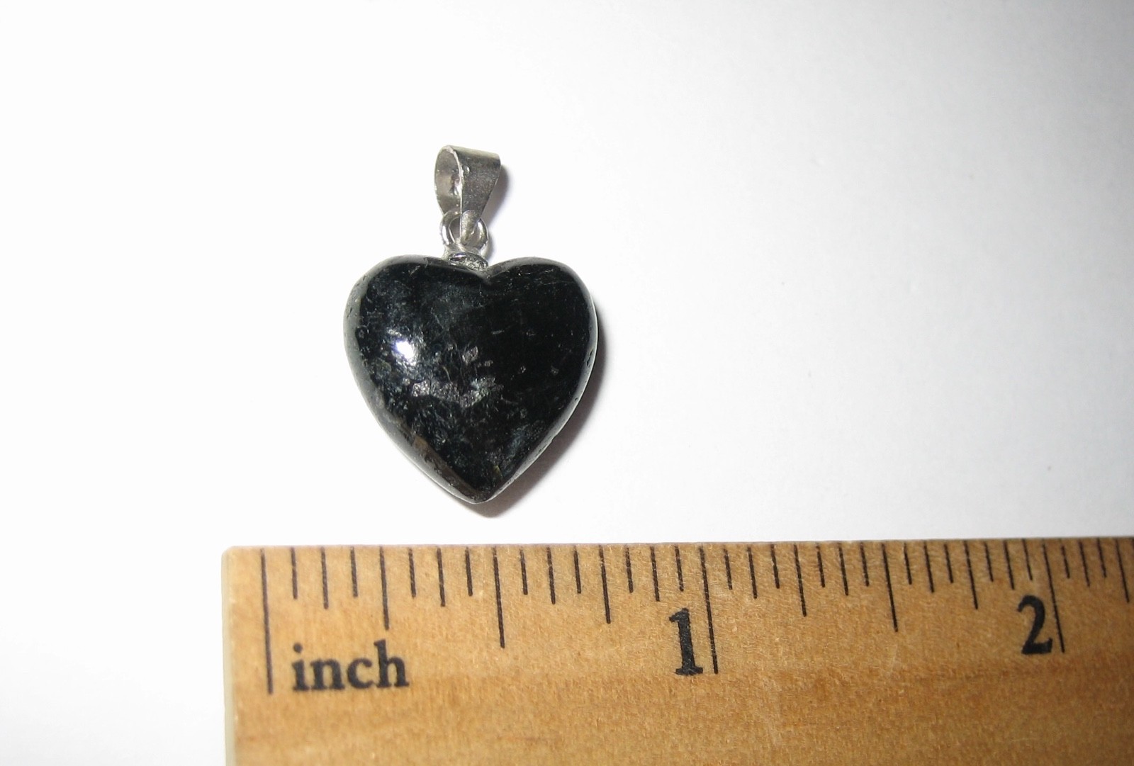 15mm RARE! POLISHED NATURAL AUTHENTIC NUUMMITE STONE HEART PENDANT GREENLAND *1