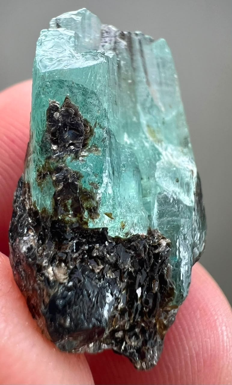 18CT, Beryl Var! Natural Emerald Huge Transparent Crystal on Black Mica ,KPK PAK