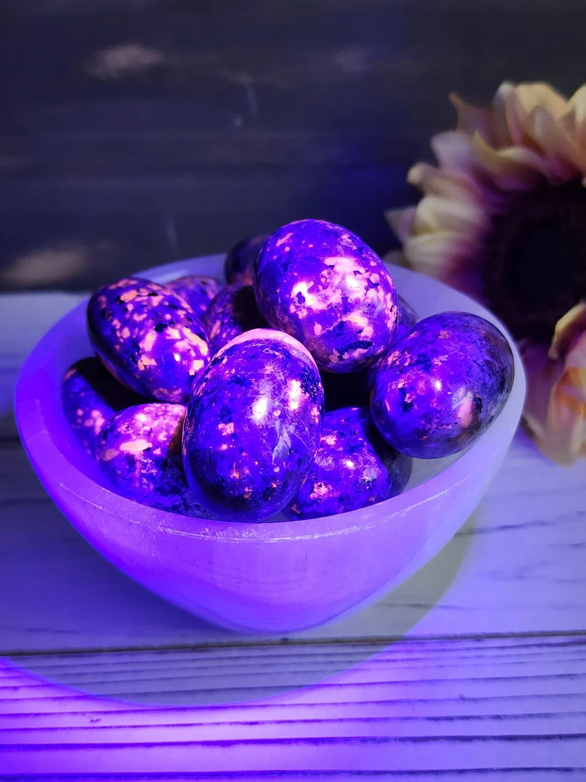 10Pcs Yooperlite UV Reactive Fluorescent Glowing Fire Rock Flame Tumbled Stones