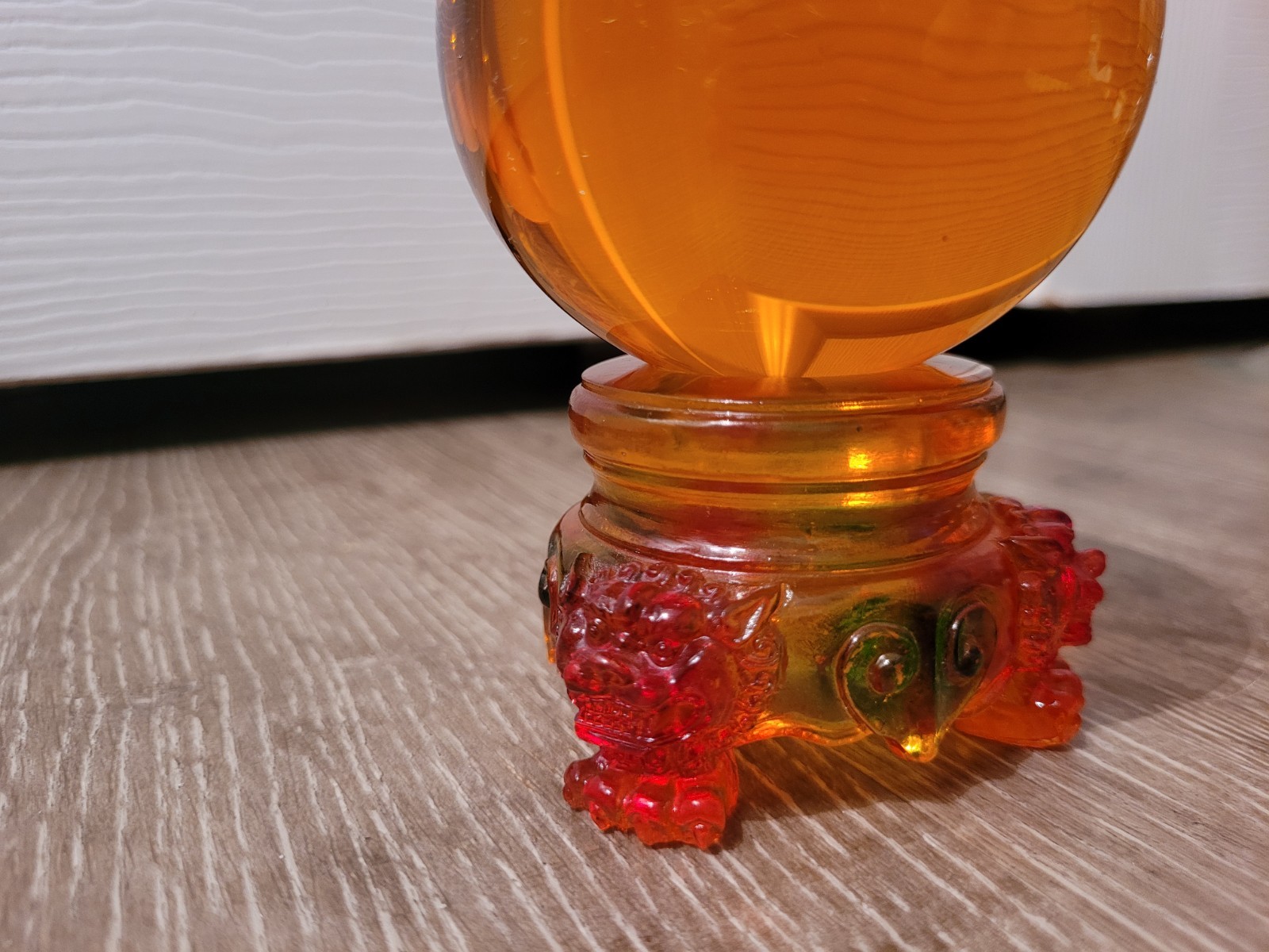 Amlong Crystal Amber 3 in. (80mm) Crystal Ball with Rainbow Lion Stand