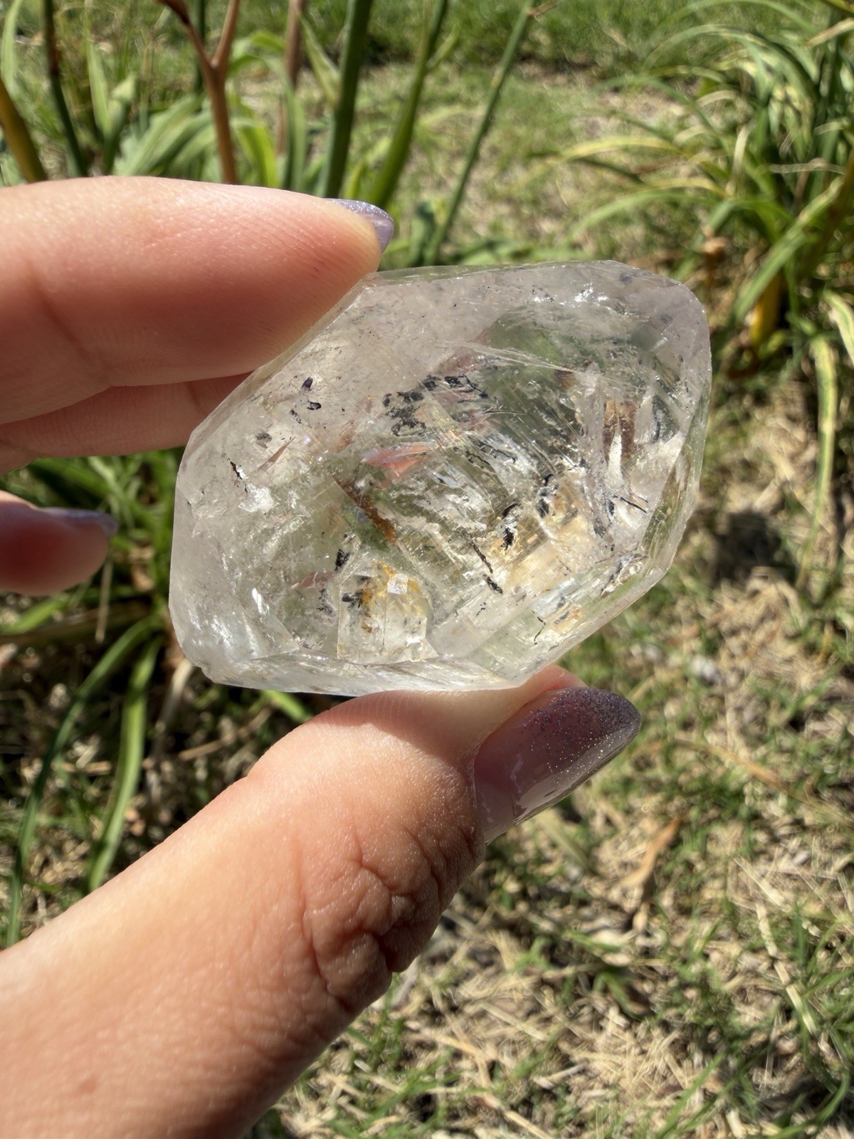 Natural Enhydro Quartz w/ Moving Bubble &/or Carbon/Black Inclusions,A488