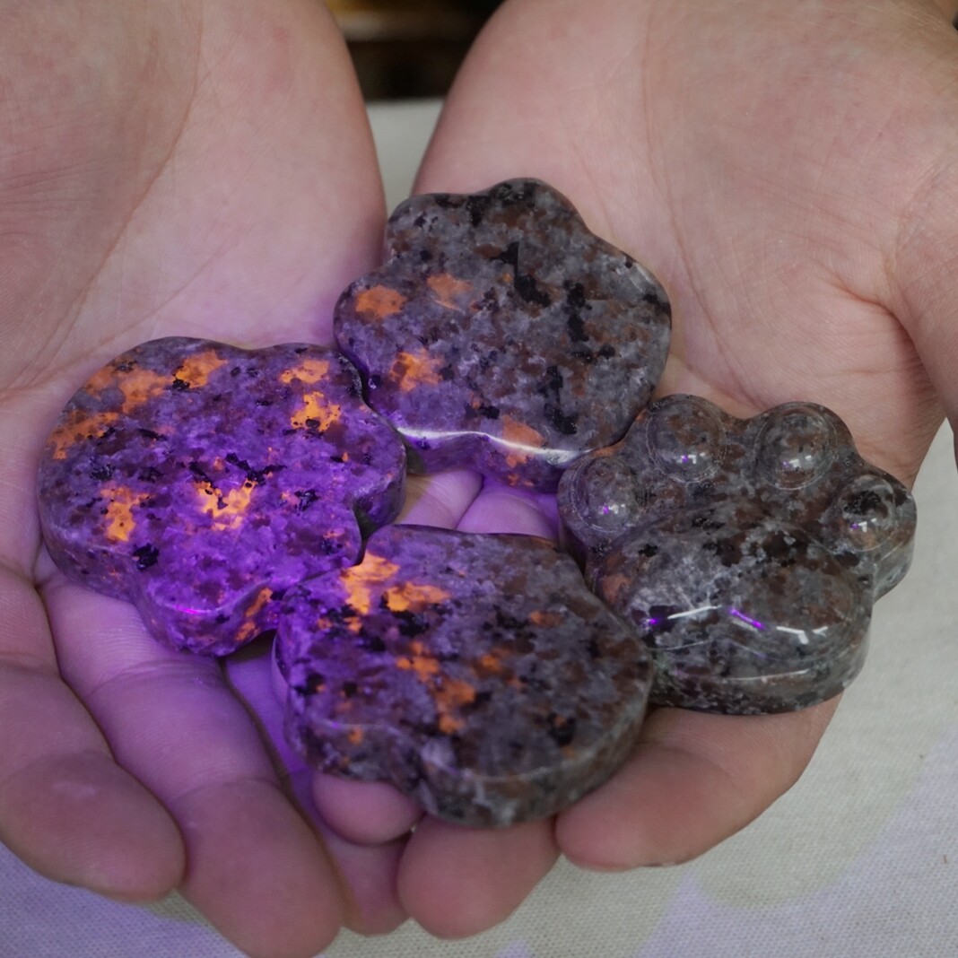 10Pcs Yooperlite Fire Stone Crystal Cat Claw Flashing Flame Under Ultraviolet