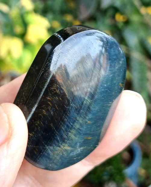 BLUE TIGER’S EYE PALMSTONE ENHANCES WILLPOWER 49 X 34 X 18 MM 48 G