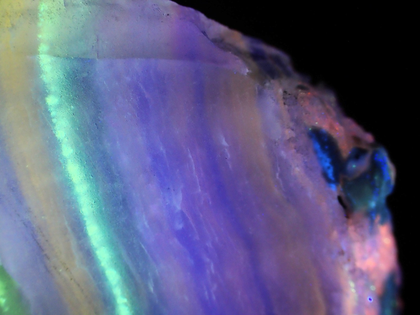 Beautifully fluorescent Hokkaidoite and opals containing organic minerals B274