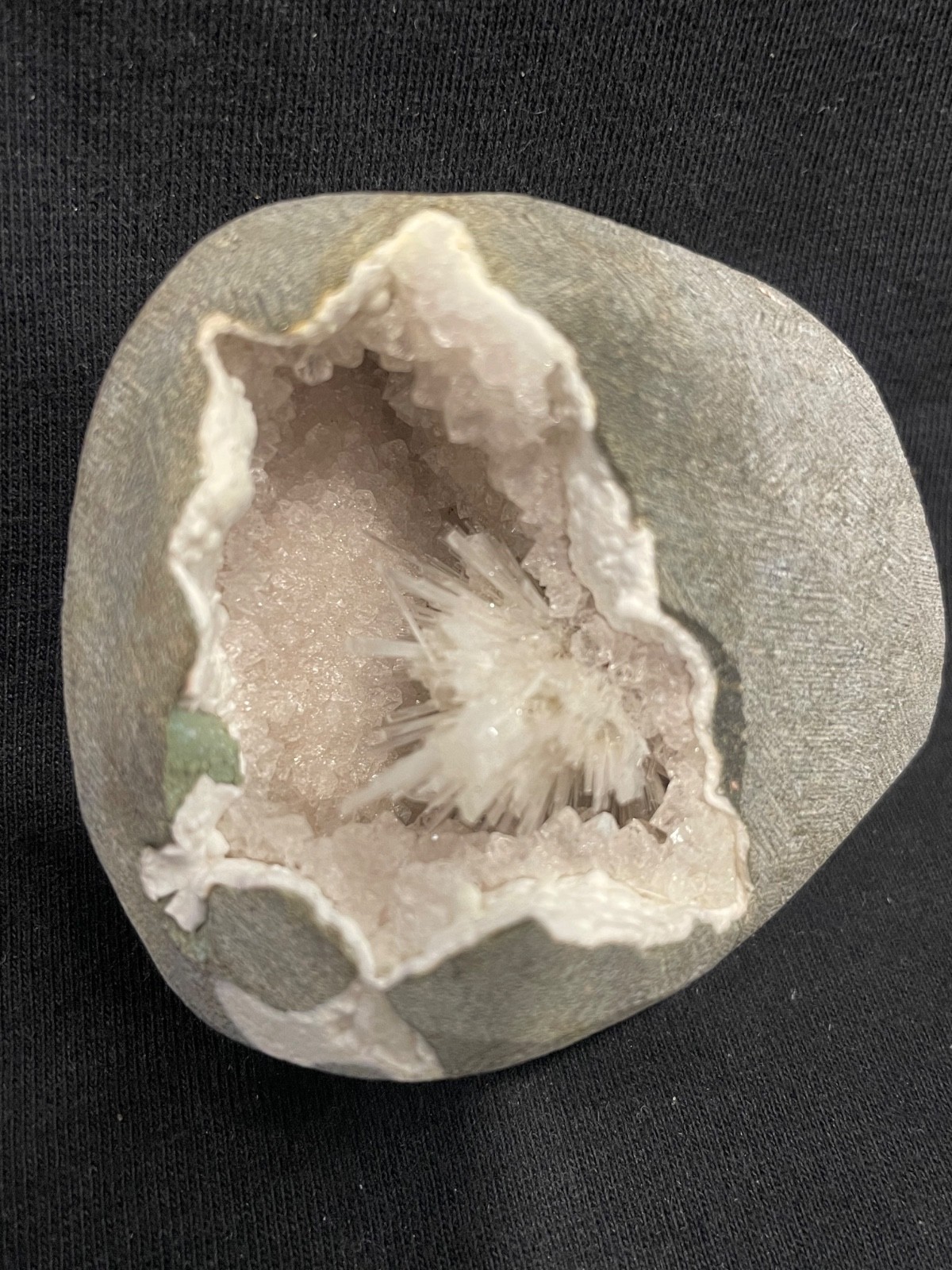 Scolecite spray in cluster in natural quartz in mm W/ formation of geode