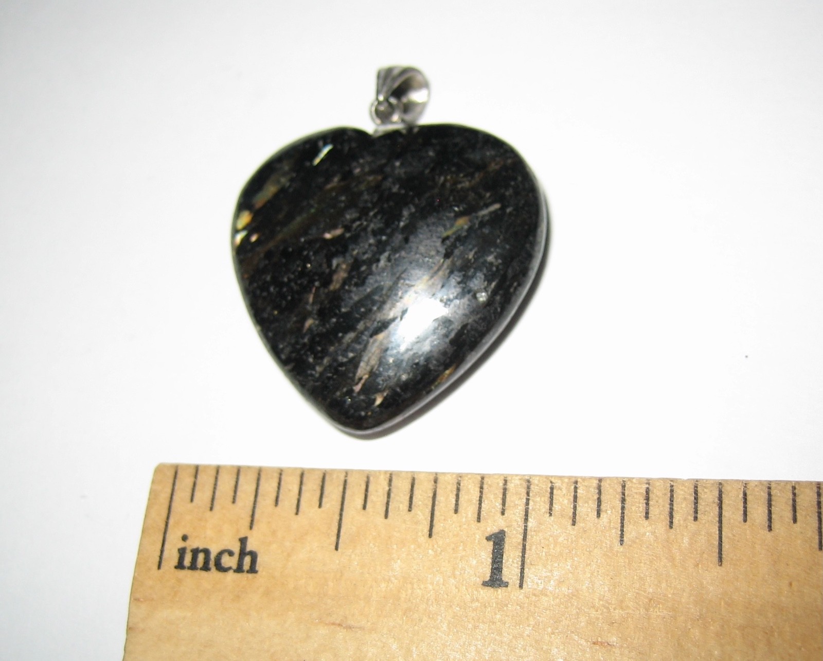 25mm RARE! POLISHED NATURAL AUTHENTIC NUUMMITE STONE HEART PENDANT GREENLAND *1
