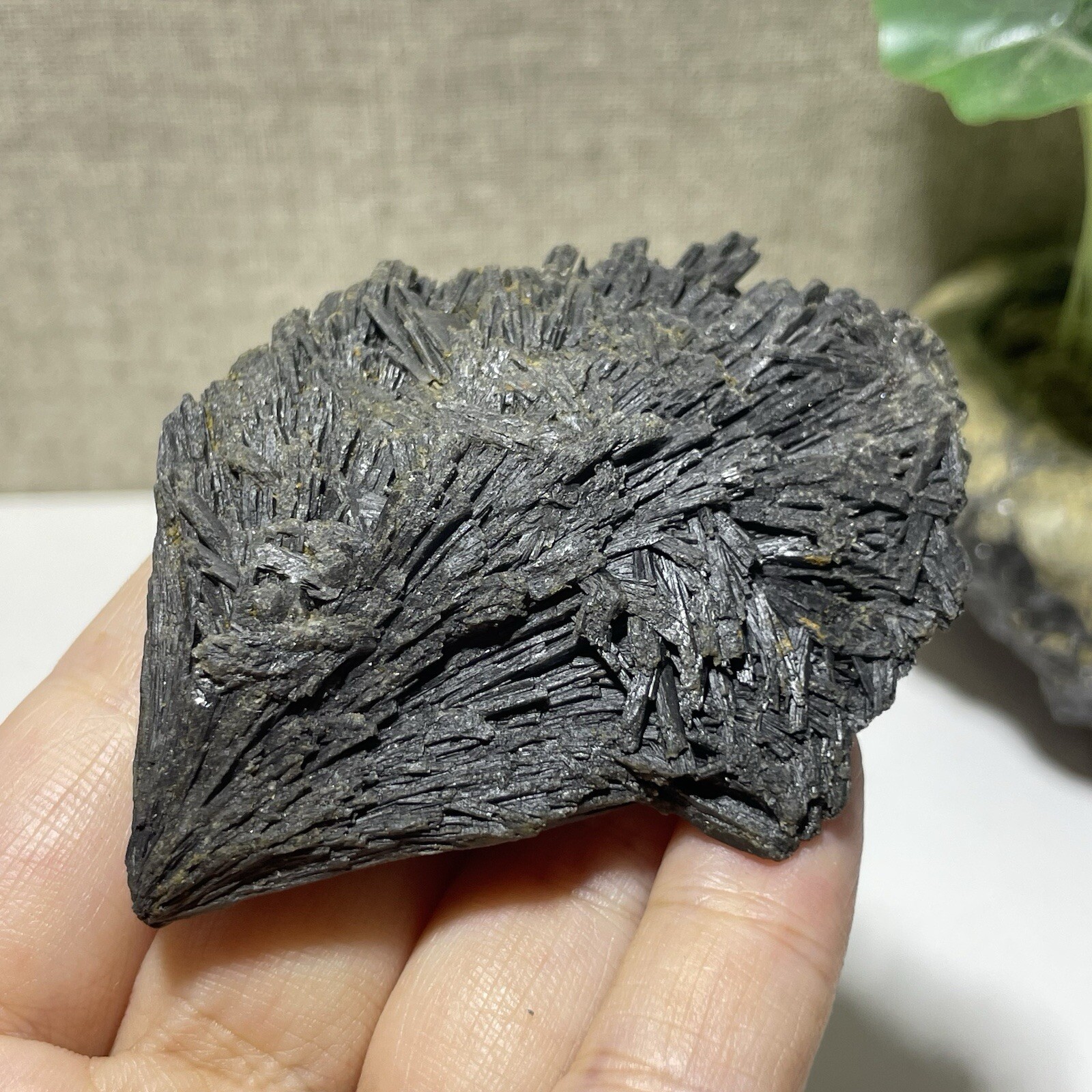 Natural Irregular natural black crystal cluster mineral specimen（dian qishi）71g