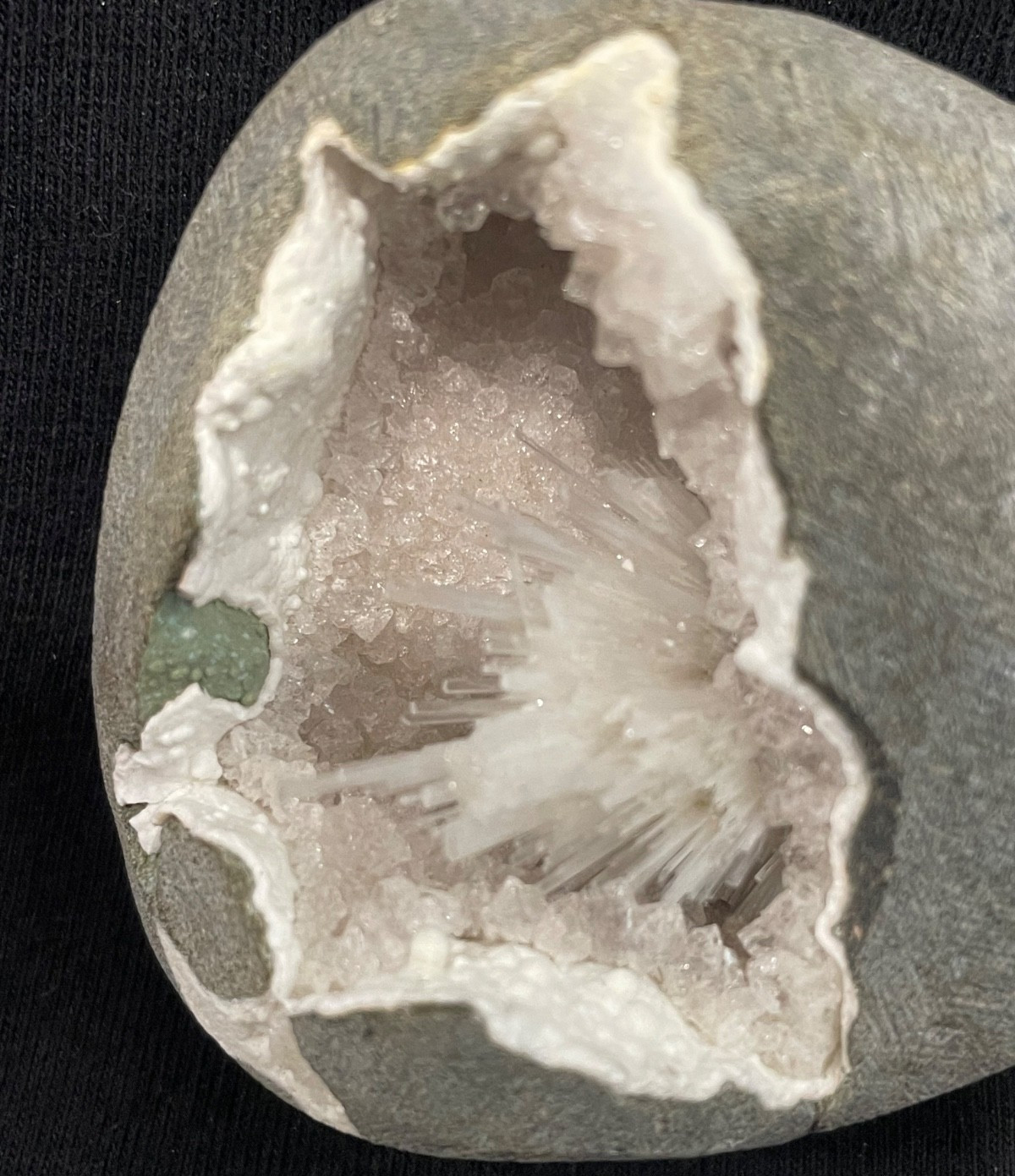 Scolecite spray in cluster in natural quartz in mm W/ formation of geode
