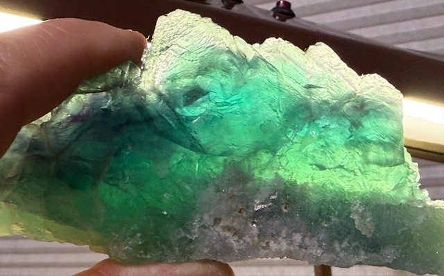 BEAUTIFUL ( 1 LB. 2 OZ) TRANSILLUMINATING GREEN FLUORITE,ZHEJIANG,CHINA