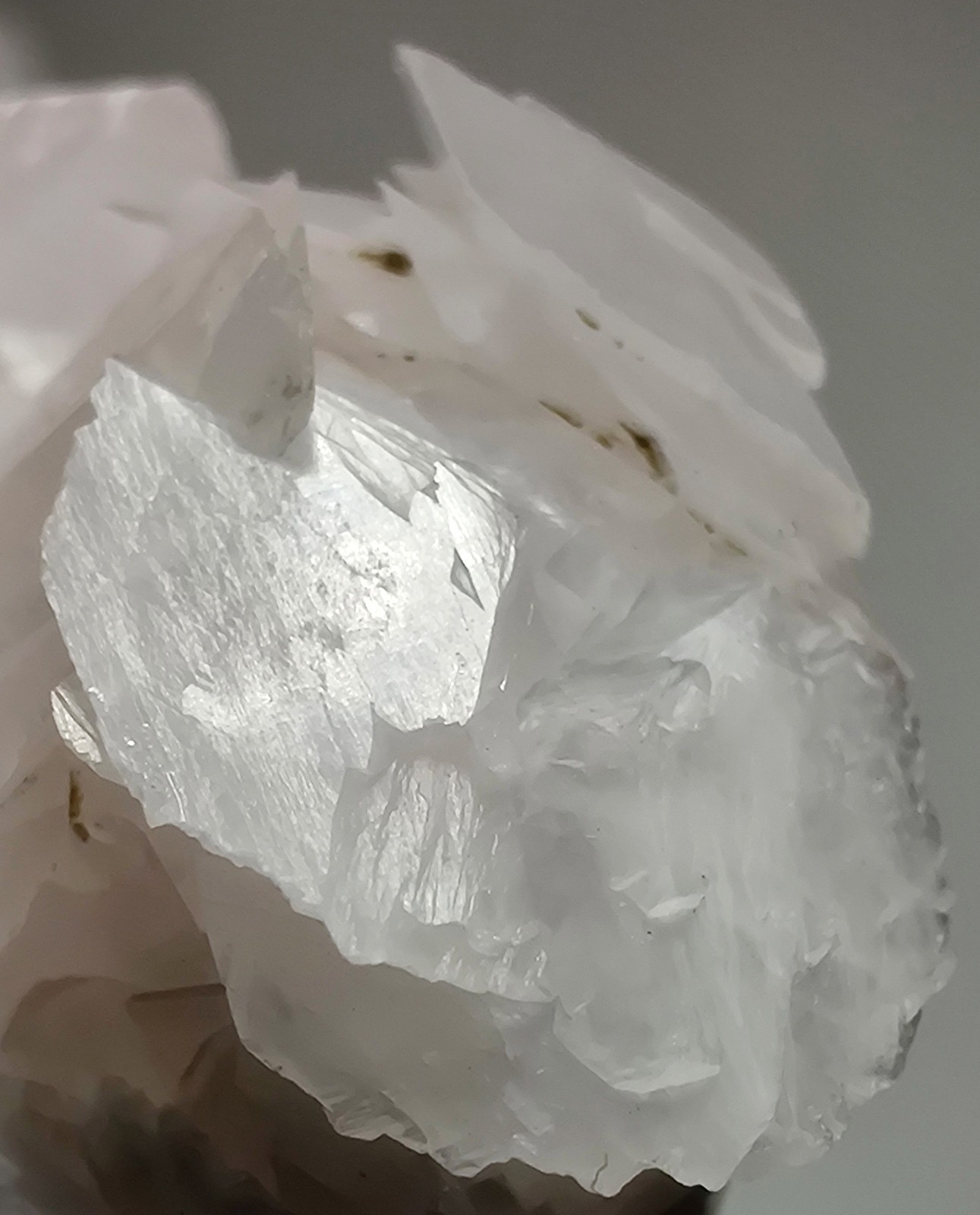 Excellent Calcite crystals with Fluorite, UV. Yaogangxian Mine, China. 57 grams.