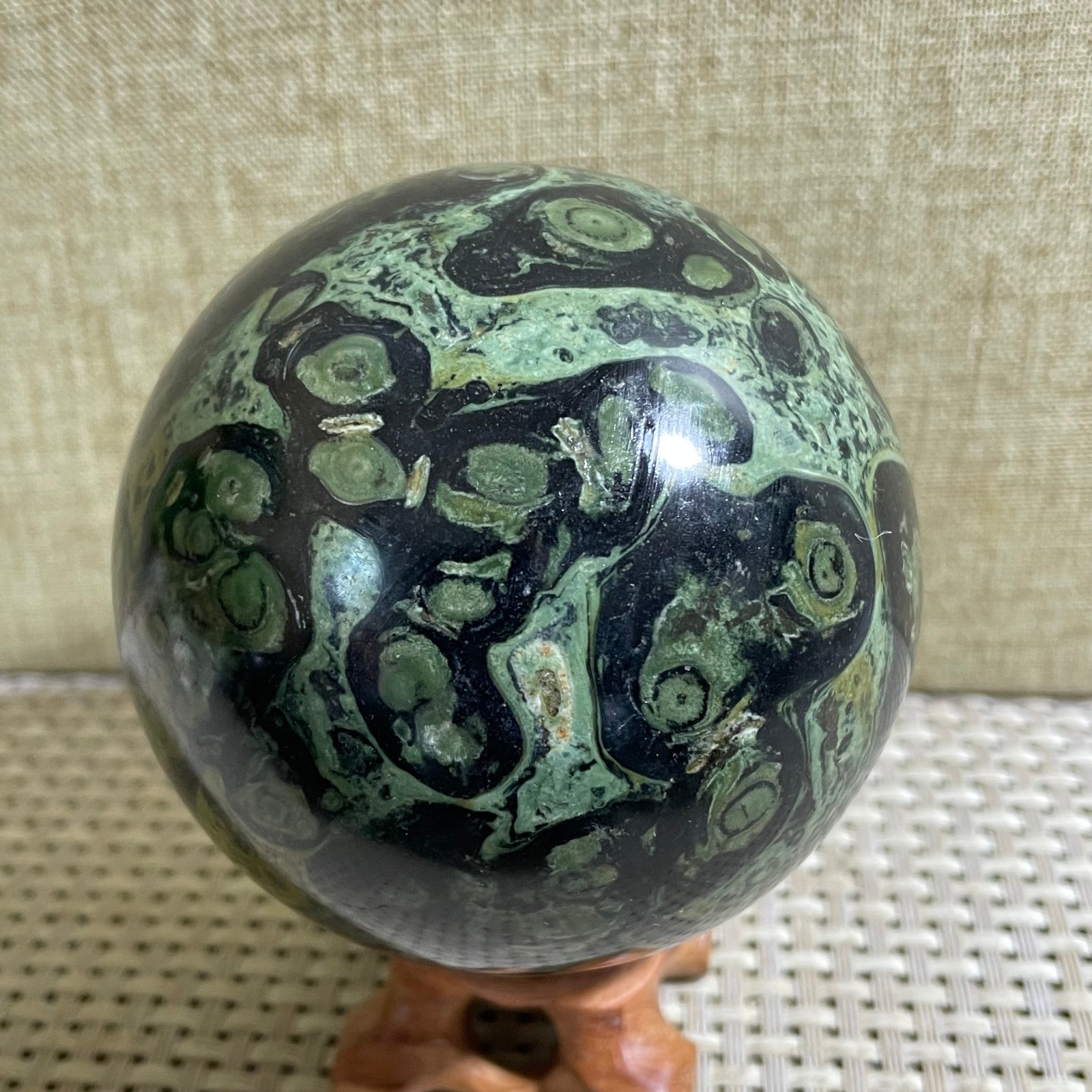 538g polished sparrow eye stone spherical specimen cured in Madagascar