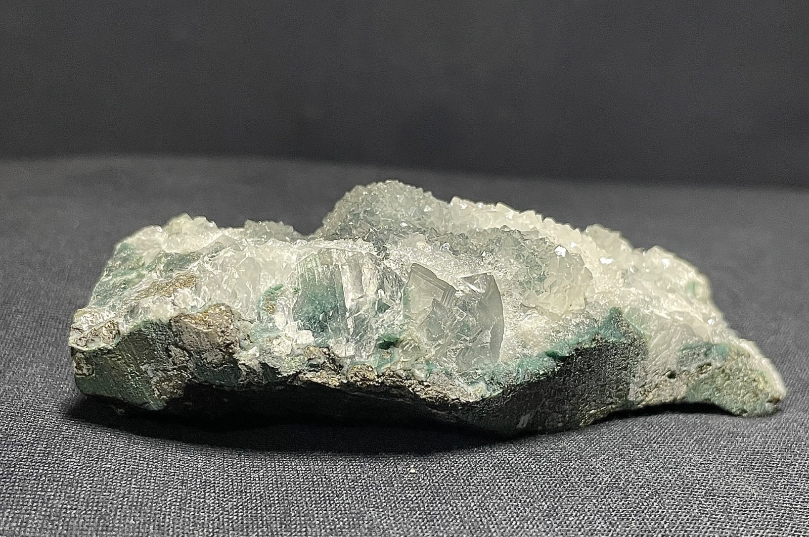 Natural green / white shiny quartz cluster mineral specimens 117gr 9×4.5×2.5 cm