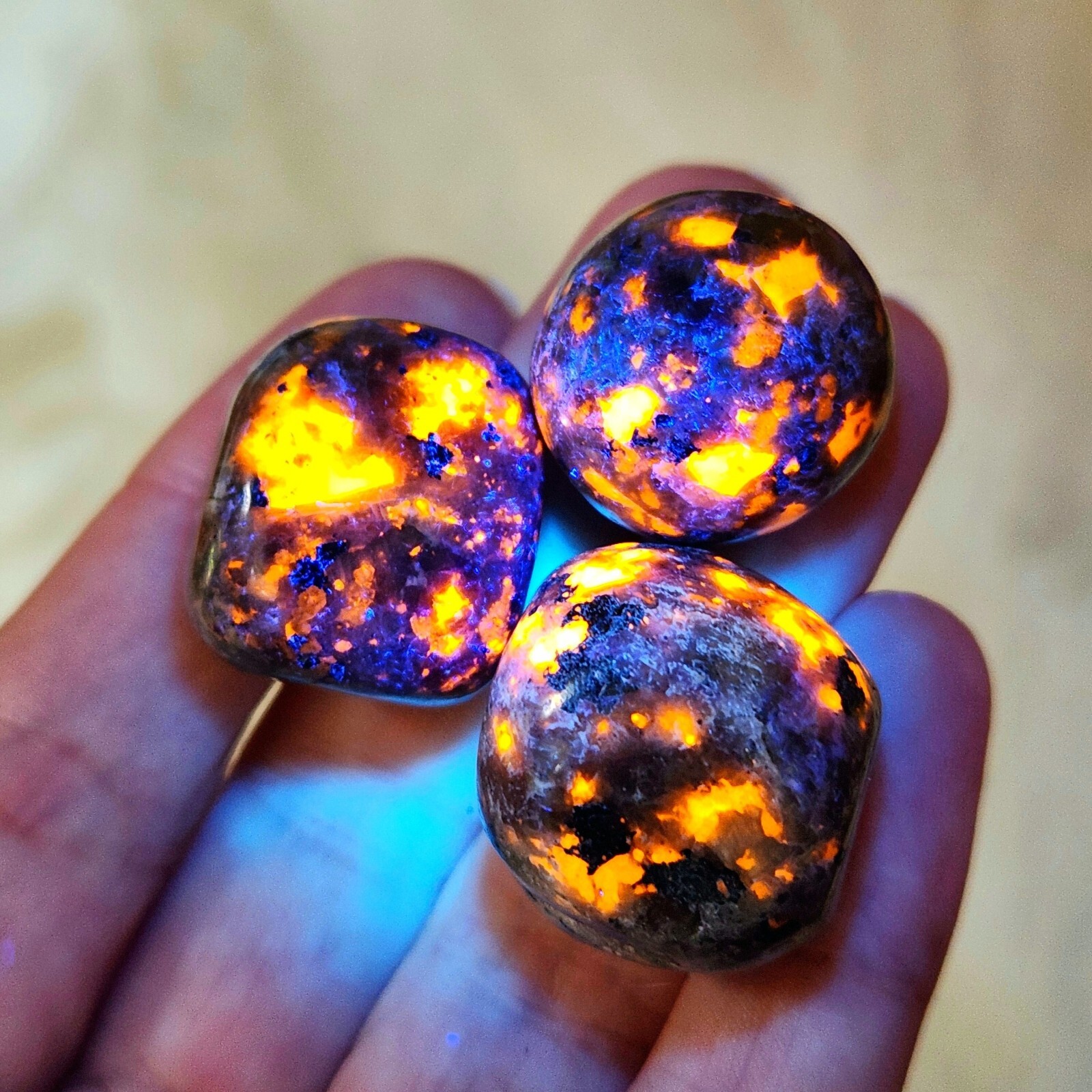 2 Pcs Natural Yooperlite Tumbled Polished Flame Stone UV Reactive Fire Stone