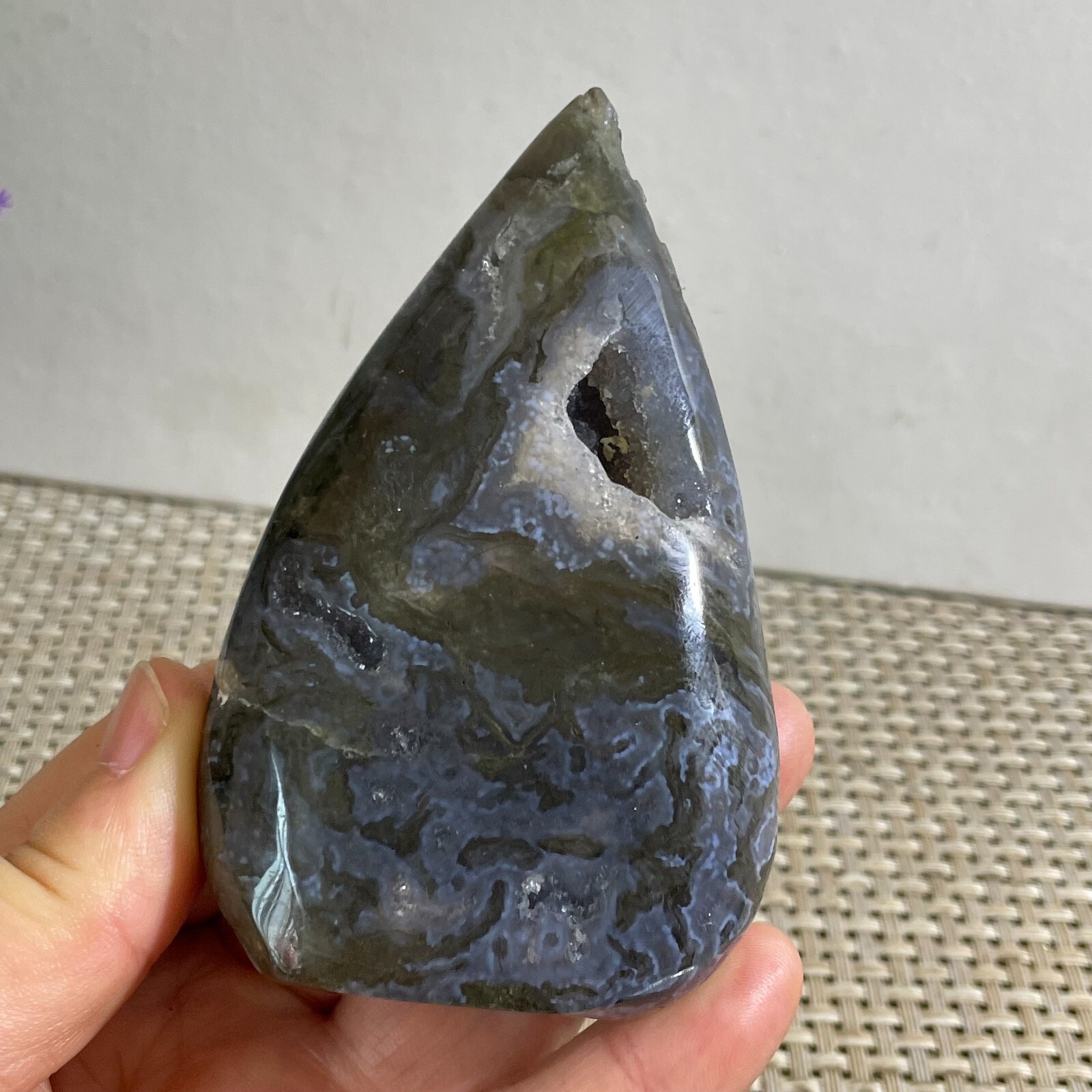 Natural and Beautiful Aquatic Agate Crystal Rough Stone Specimen 193g h2717