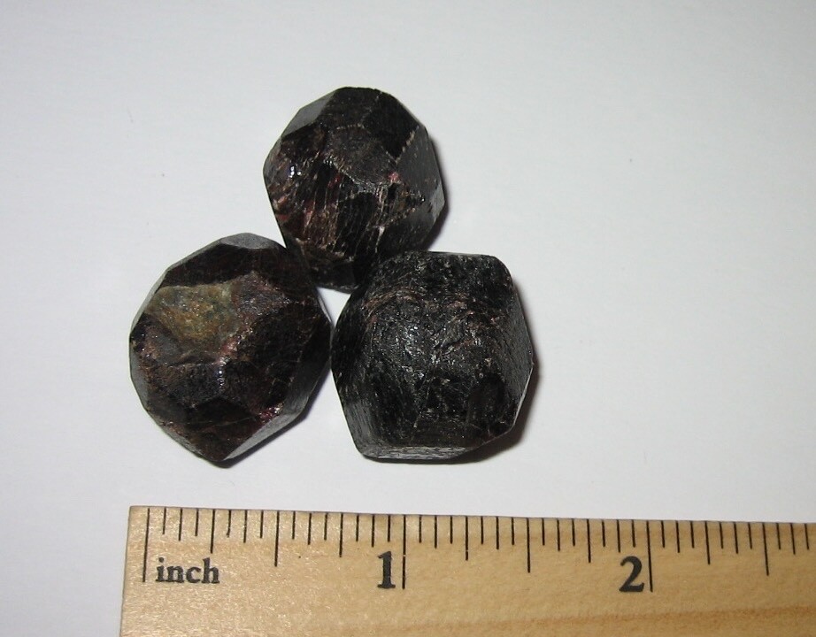 3 BEAUTIFUL SMALL NATURAL 0.7″-0.8″ RED ALMANDINE GARNET CRYSTAL MINERALS 44g *3
