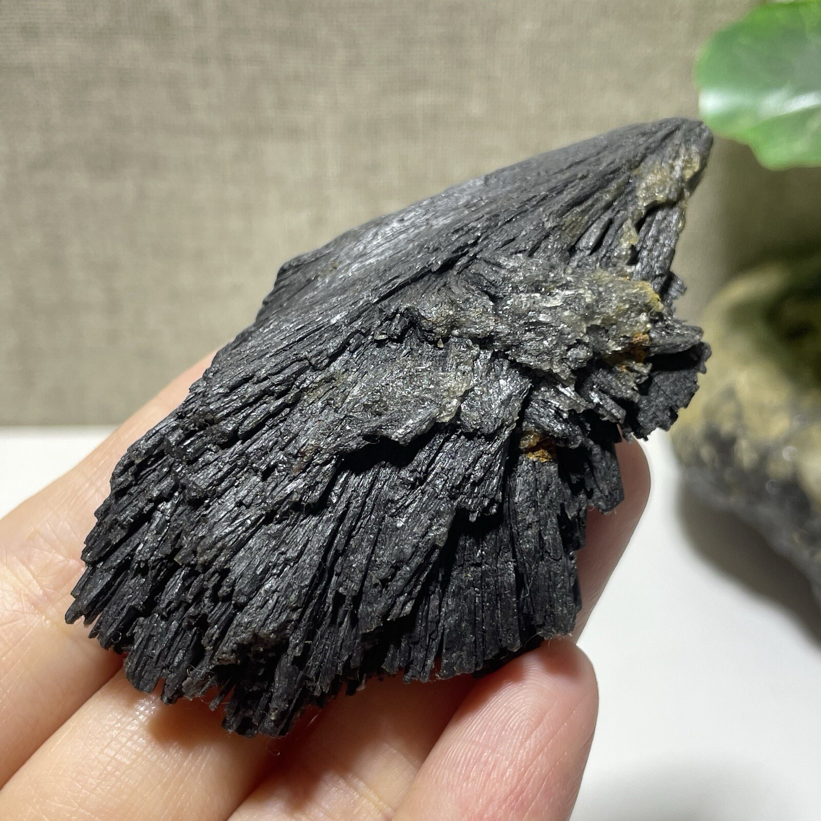 Natural Irregular natural black crystal cluster mineral specimen（dian qishi）63g