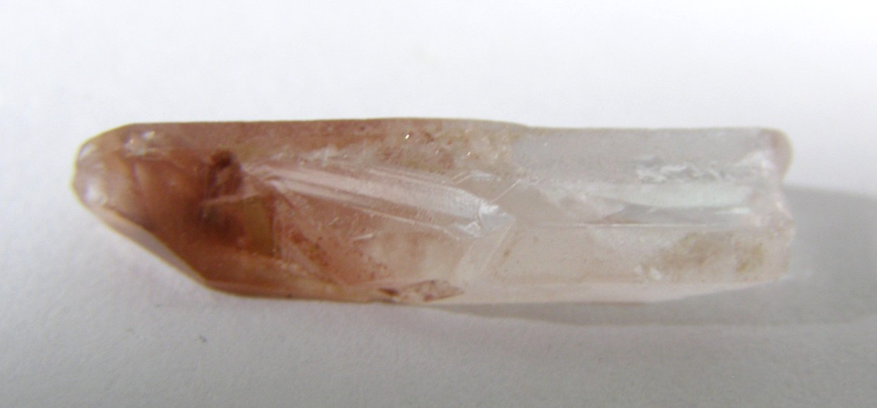 VERY SMALL NATURAL LITHIUM QUARTZ CRYSTAL POINT 2.1 x 0.5 x 0.5 cms 0.96 gm #F