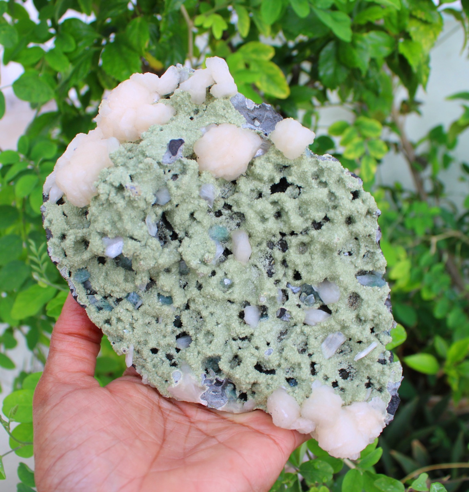 STILBITE FORMAT ON GREEN MATRIX NATURAL MINERALS SPECIMEN