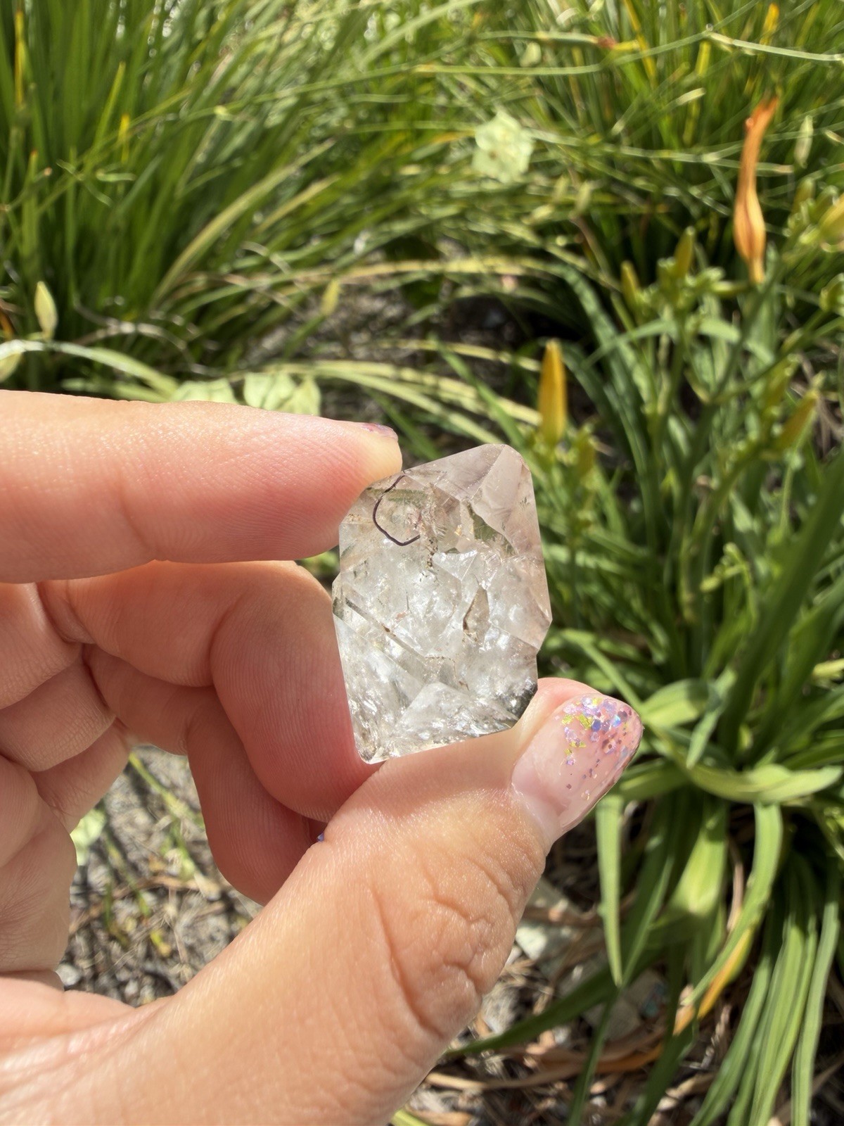 Natural Enhydro Quartz w/ Moving Bubble &/or Carbon/Black Inclusions,A428