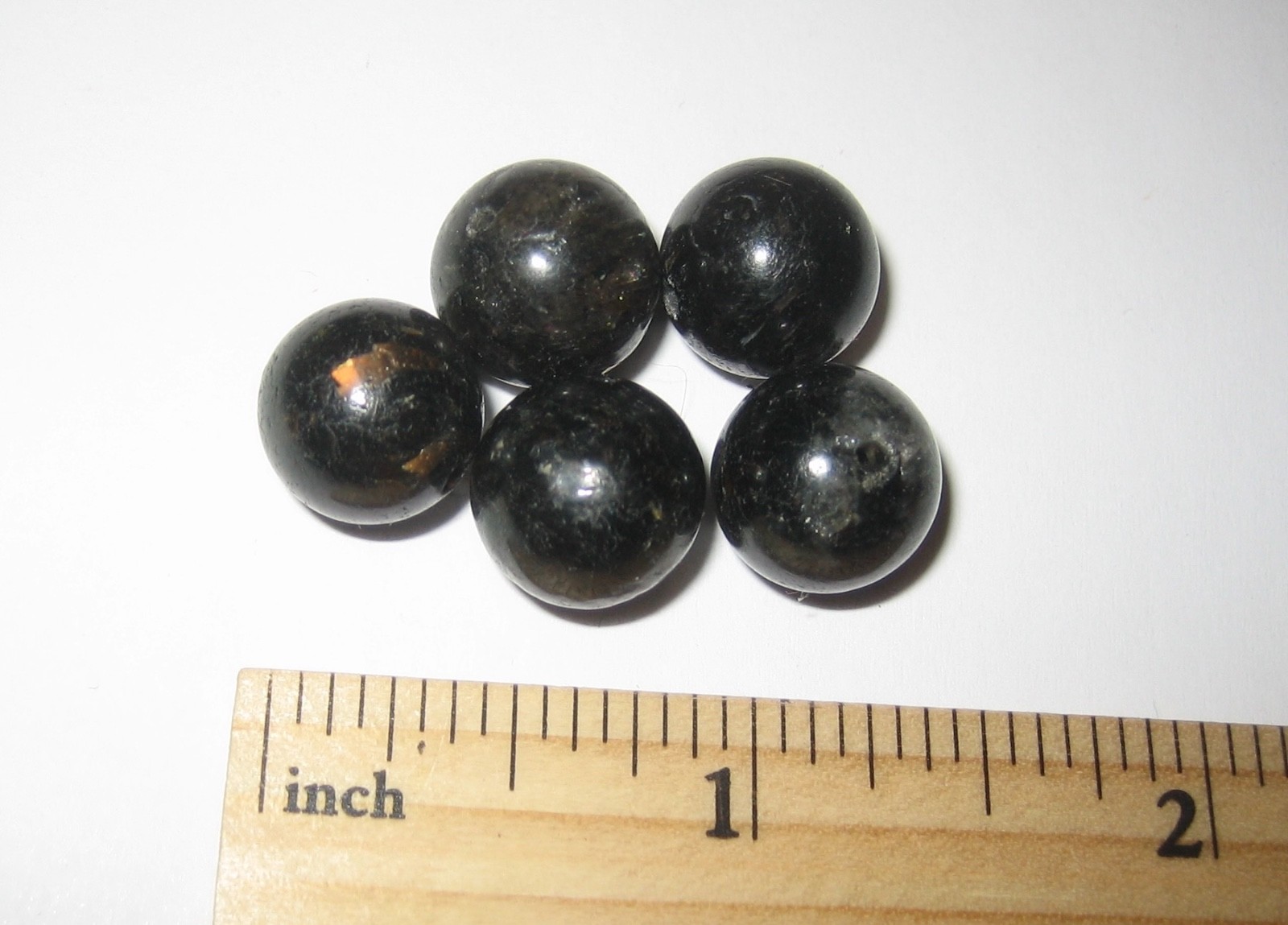 5 POLISHED 12mm AUTHENTIC NUUMMITE STONE MINERAL DRILLED BEADS GREENLAND 14g *2