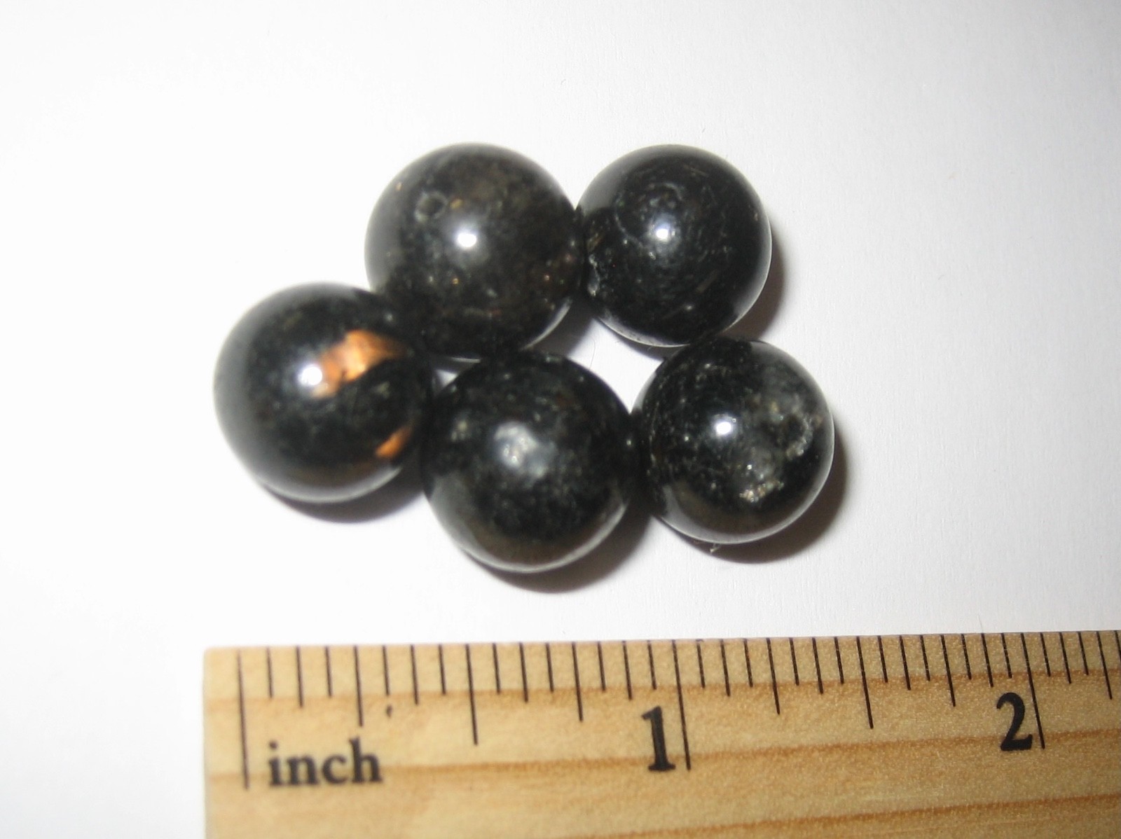 5 POLISHED 12mm AUTHENTIC NUUMMITE STONE MINERAL DRILLED BEADS GREENLAND 14g *2