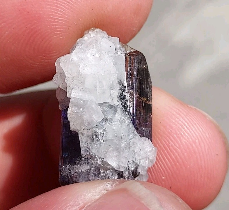 STUNNING VIOLET YELLOW BLUE DT TANZANITE UNHEATED WITH CALCITE FROM TANZANIA