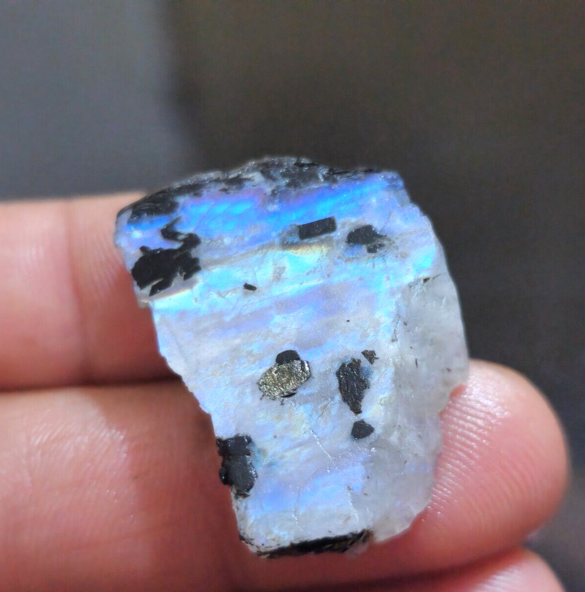 White rainbow moonstone, 100% natural, rough, 55 Crt, 35x29x8 mm stone…