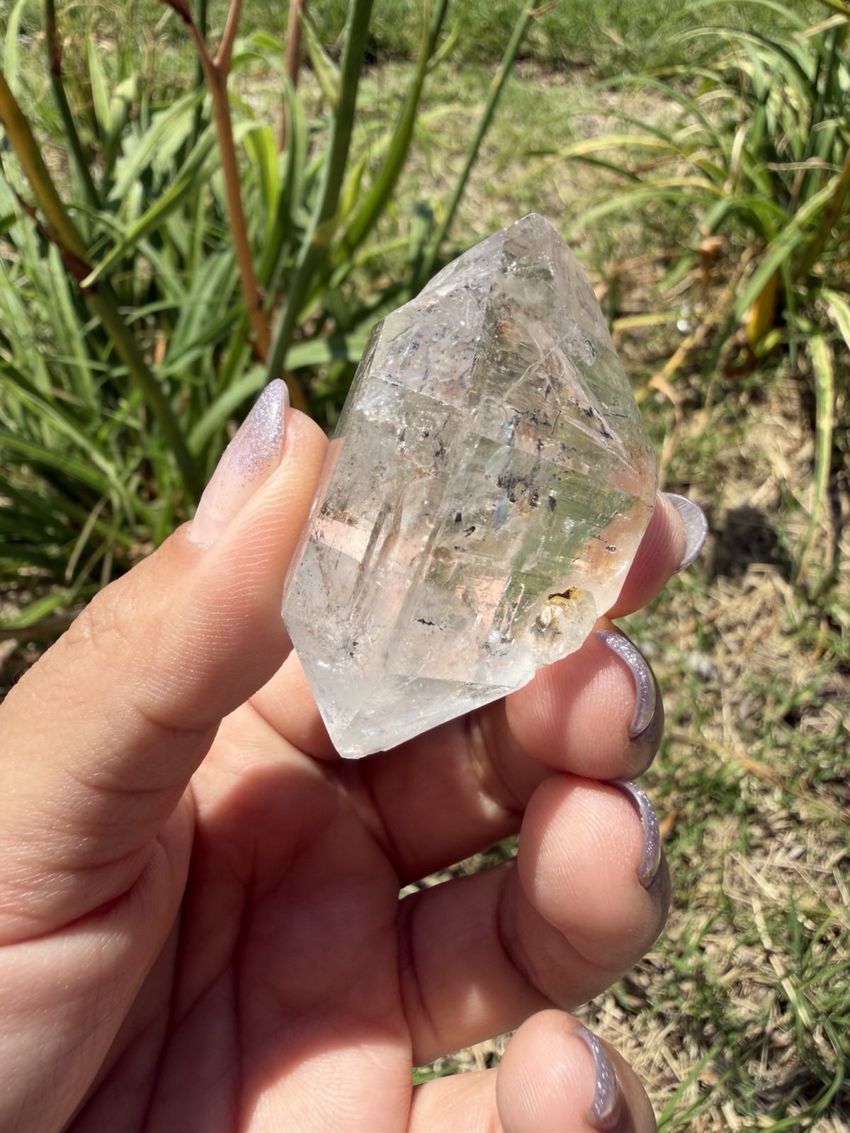 Natural Enhydro Quartz w/ Moving Bubble &/or Carbon/Black Inclusions,A488