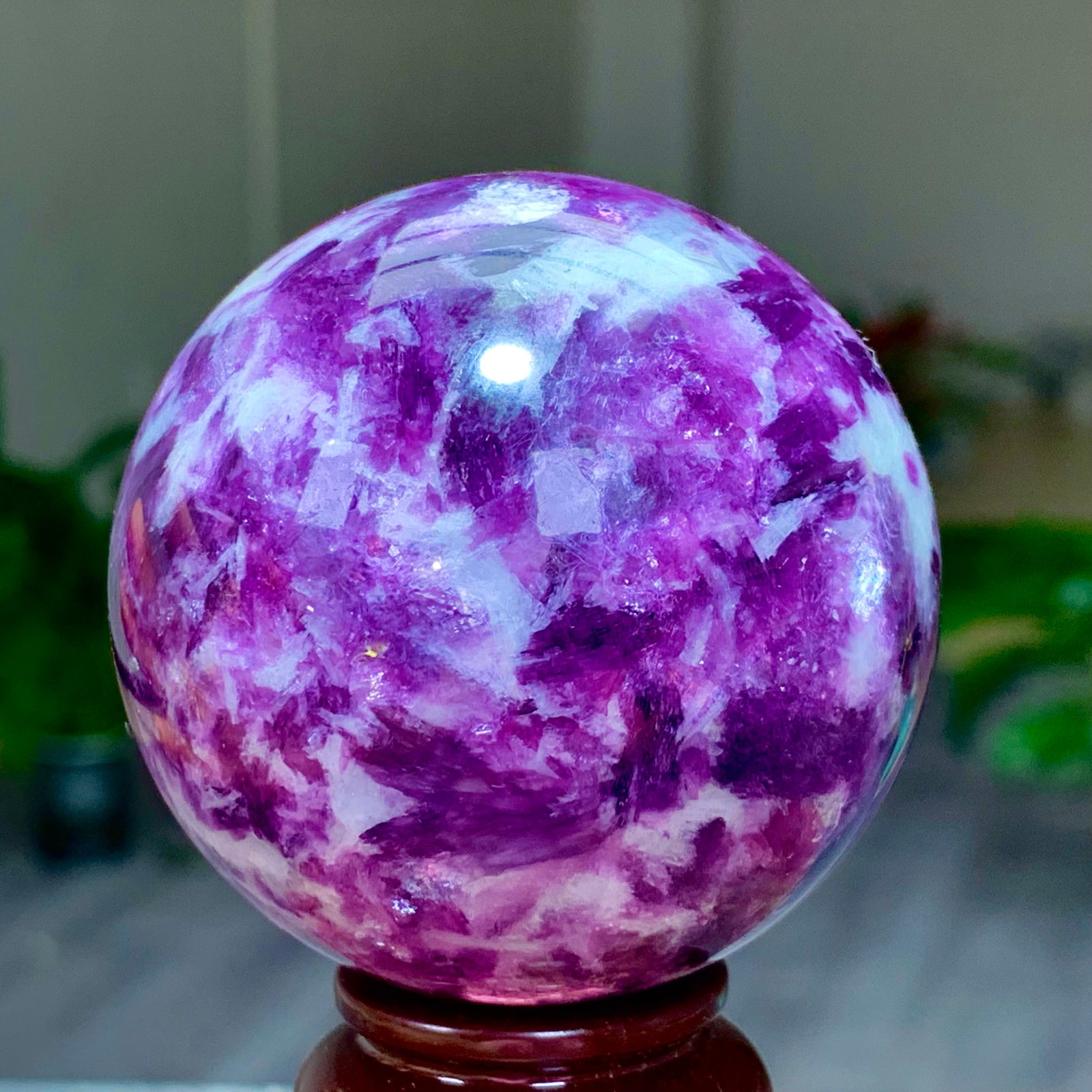 310G Natural Beautiful Purple Lithium Mica Crystal Spherical Mineral Sample