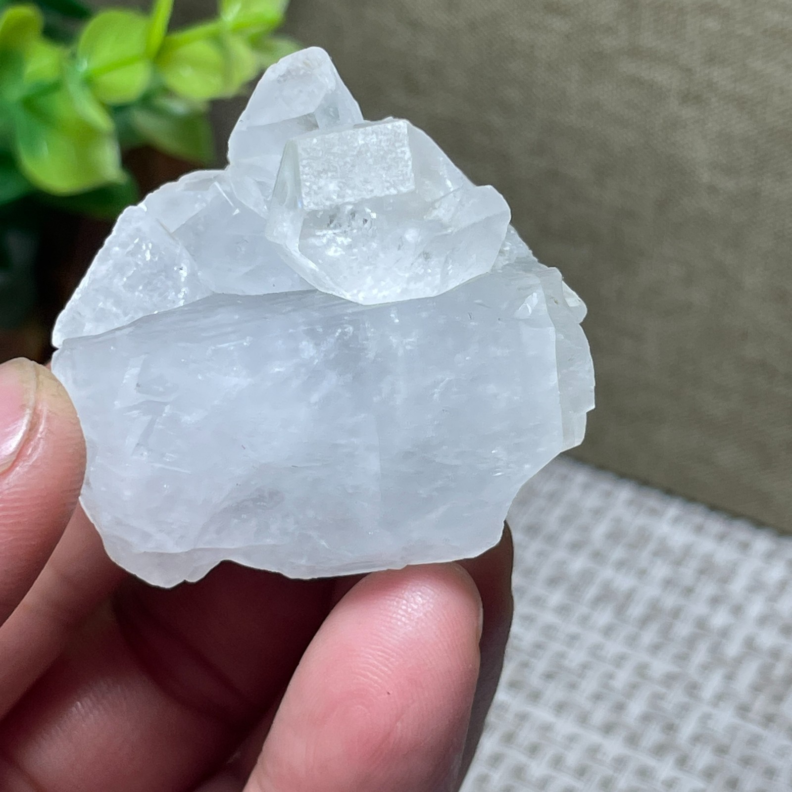 White crystal Rough Stone Gem crystal Mineral Specimen 49g 37*36*28mm E6525