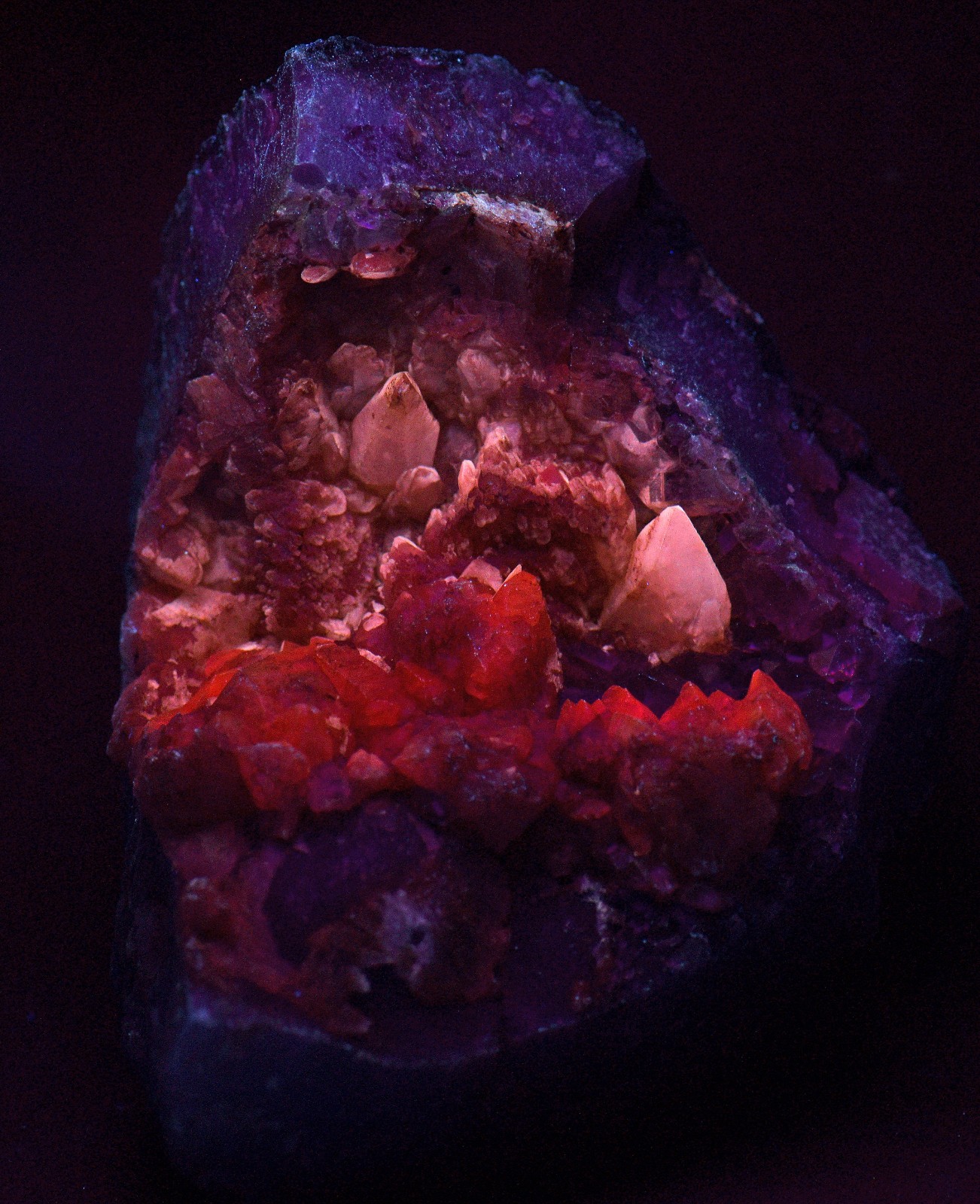 Excellent Amethyst and Calcite crystal Agate Geode, Fluorescent. 312 grams.