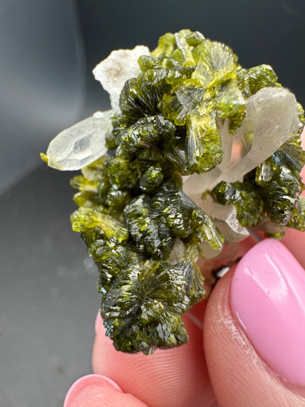 6804 High Quality Gemmy and Bright Green Epidote on Quartz in Perky 15g Morocco