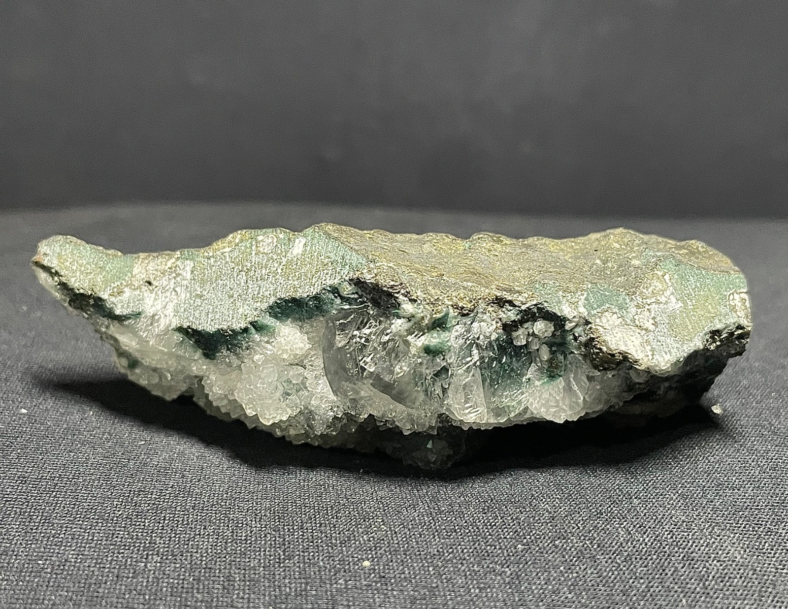 Natural green / white shiny quartz cluster mineral specimens 117gr 9×4.5×2.5 cm