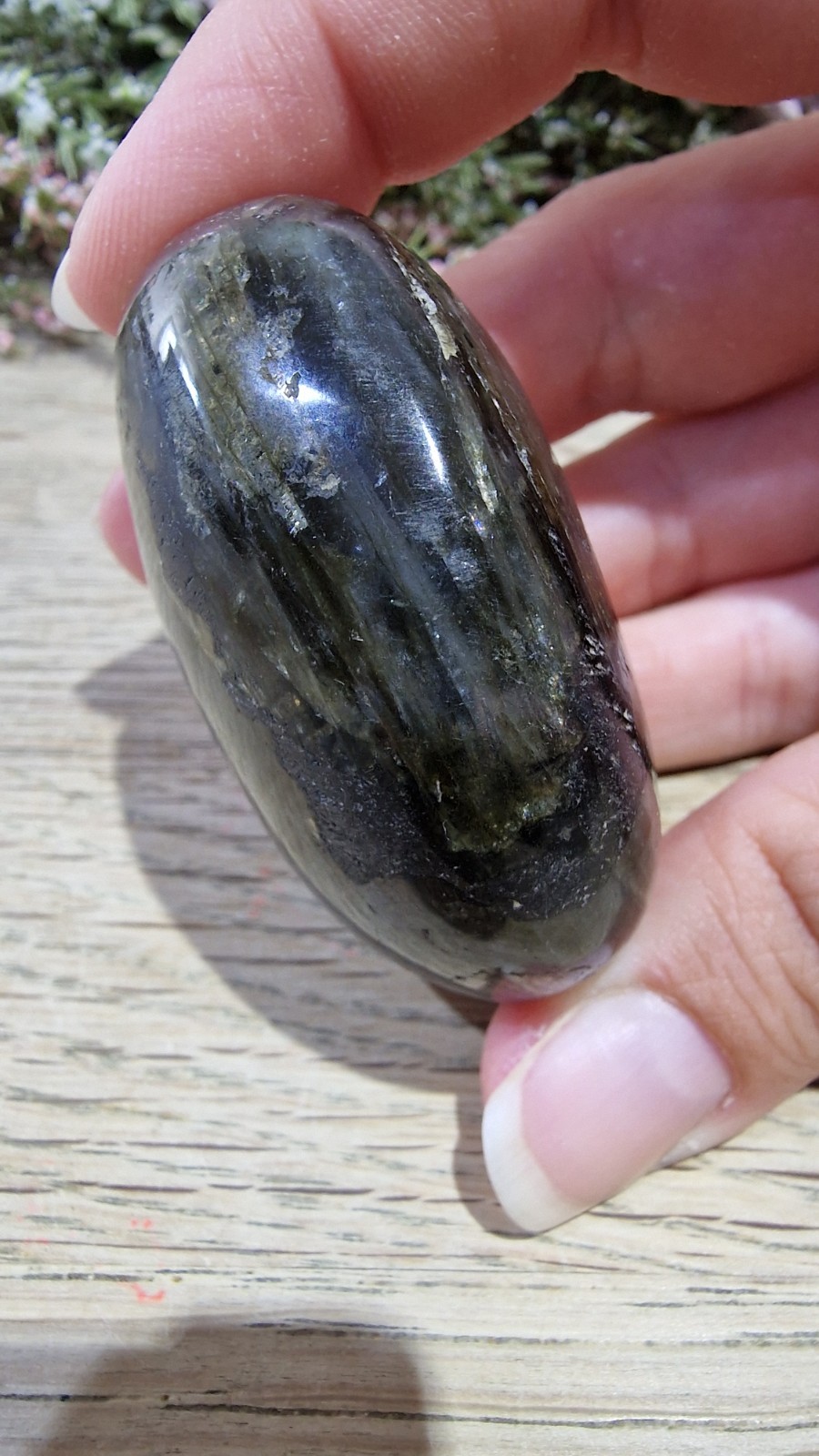 Labradorite Crystal Palmstone Multicoloured Flash 99g