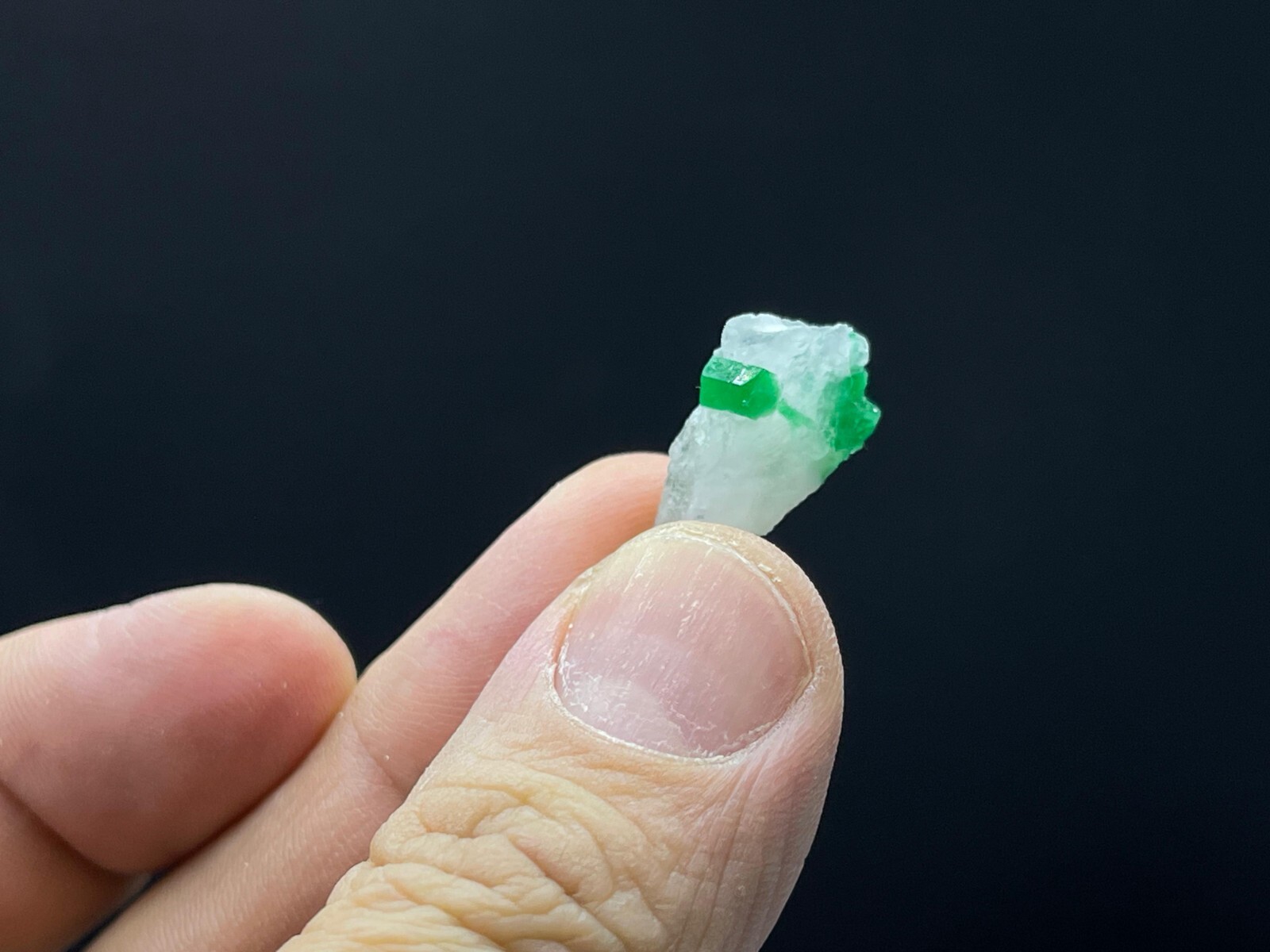 Natural rare vivid green emerald in Quartz matrix mineral specimens 16 pieces…