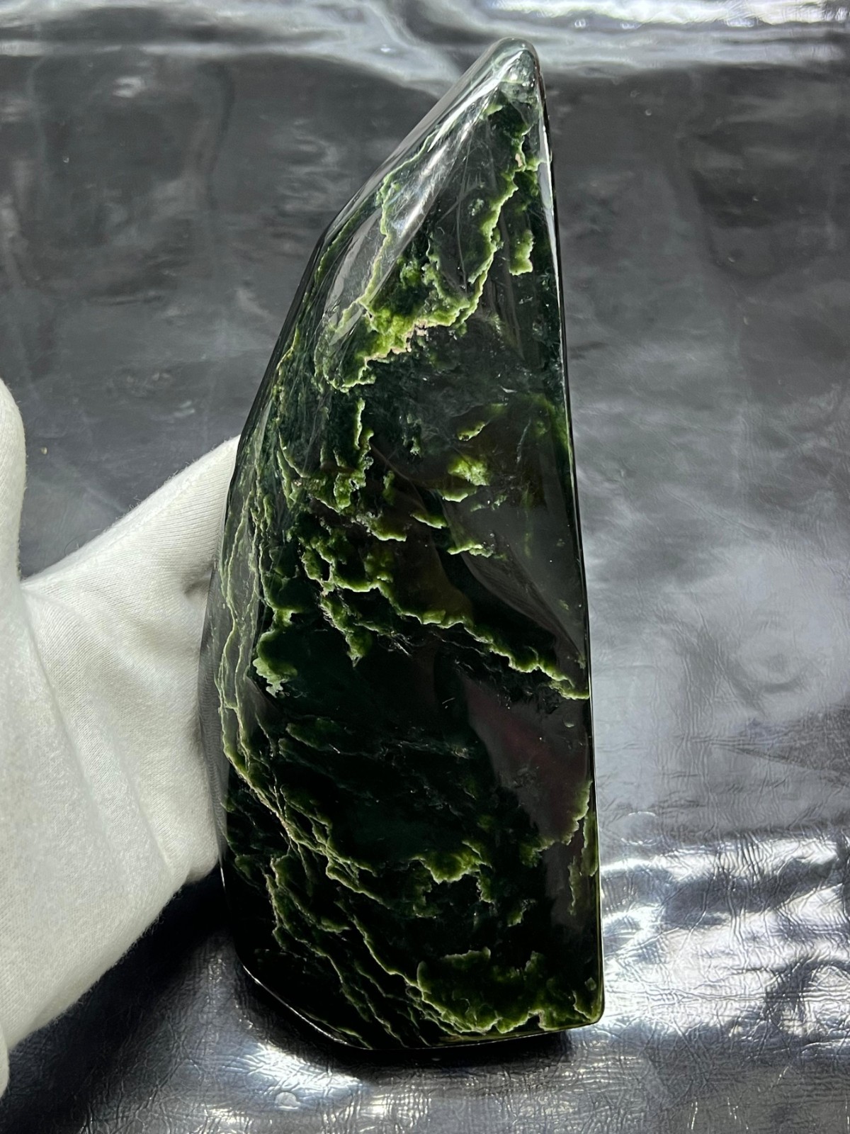 1.9kg Nephrite Jade Polished Stone Natural Green Crystal Mineral Specimen.