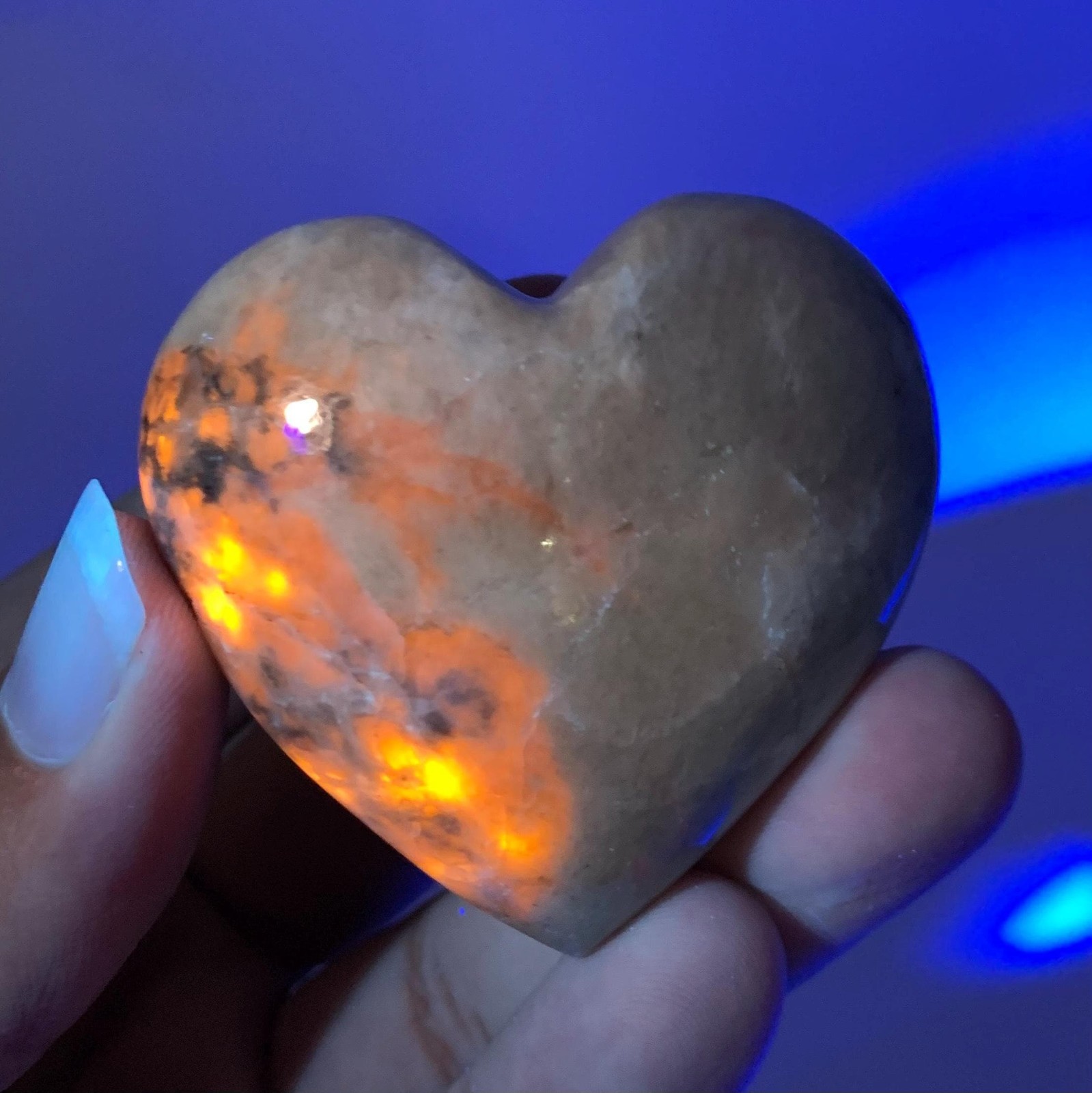 100g Beautiful UV Reactive Hackmanite Heart Stone, Hackmanite Heartstone, Purple