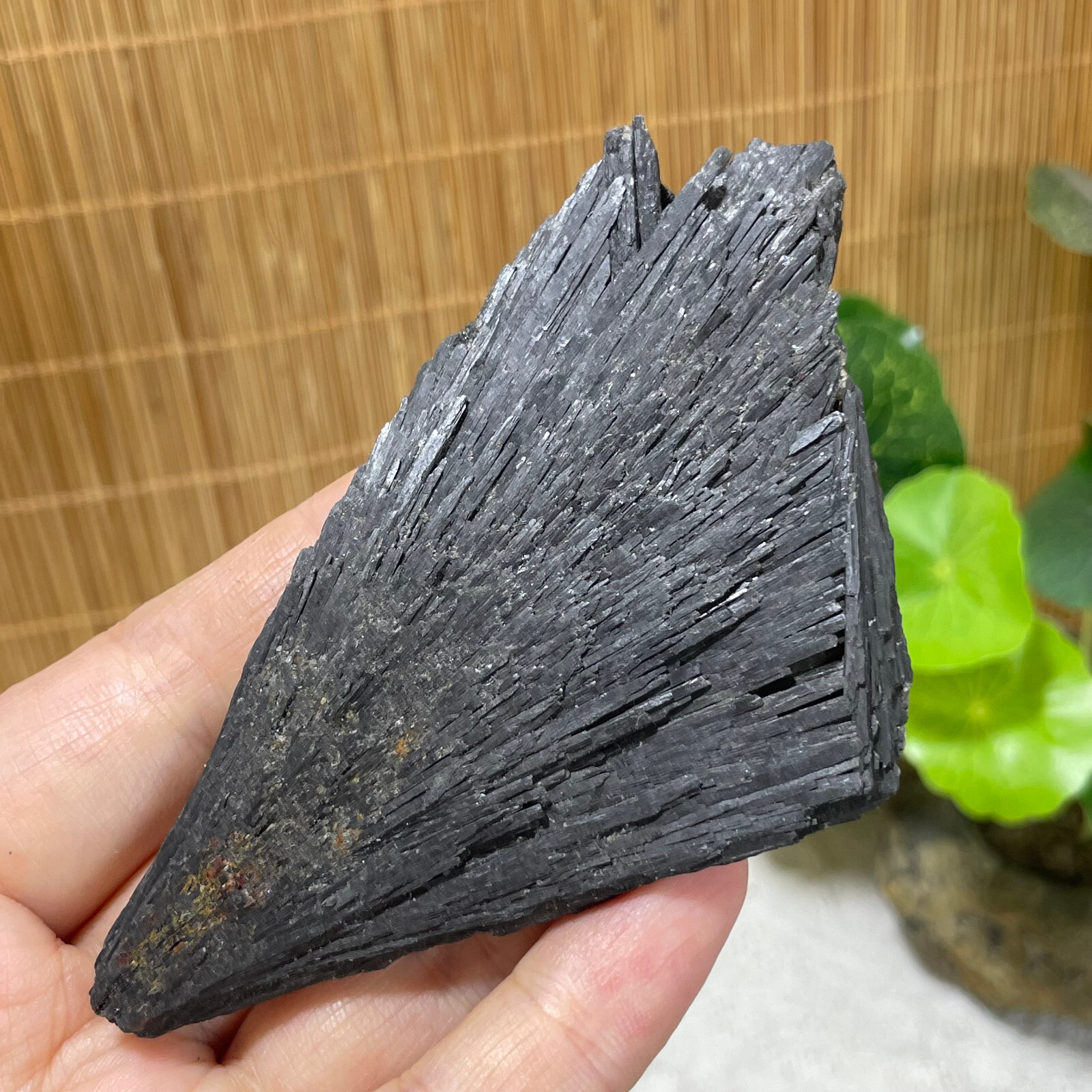 75g Natural Irregular natural black crystal cluster mineral specimen（dian qishi）