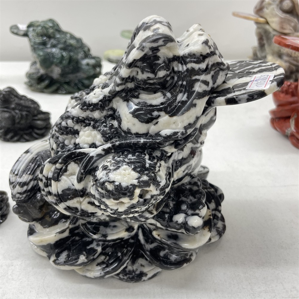 7.7LB 6.3″A+Natural Black And White Jasper Money Toad Crystal Hand Carved Statue