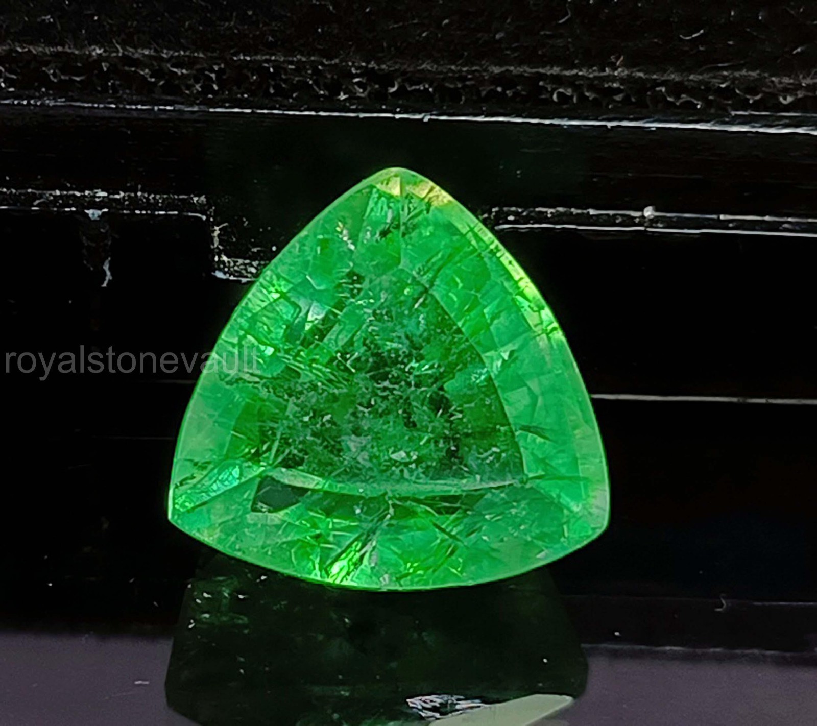 9.20 Ct Natural Green Emerald Loose Stone – Trillion Shape IGL Certified 5DOY
