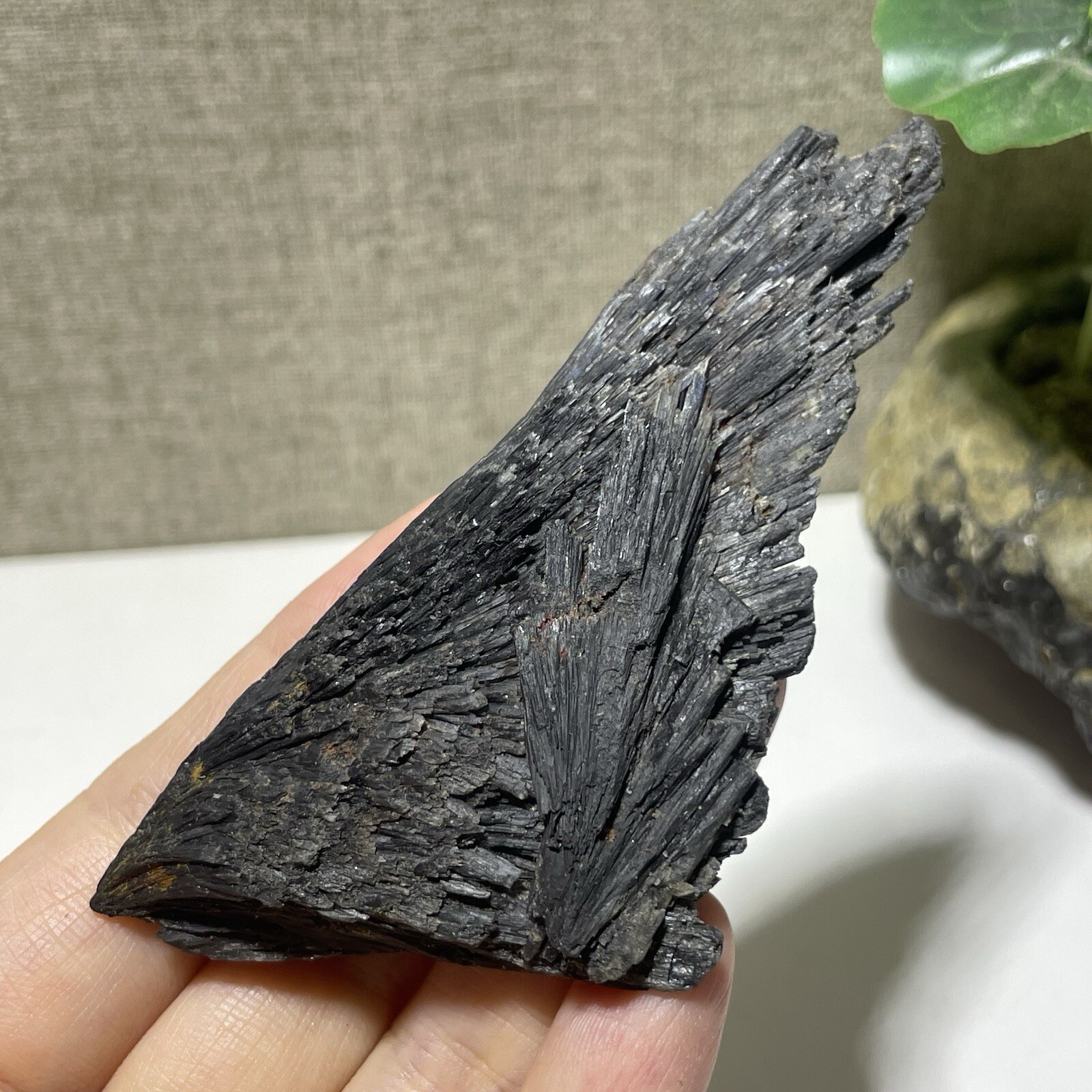 Natural Irregular natural black crystal cluster mineral specimen（dian qishi）76g